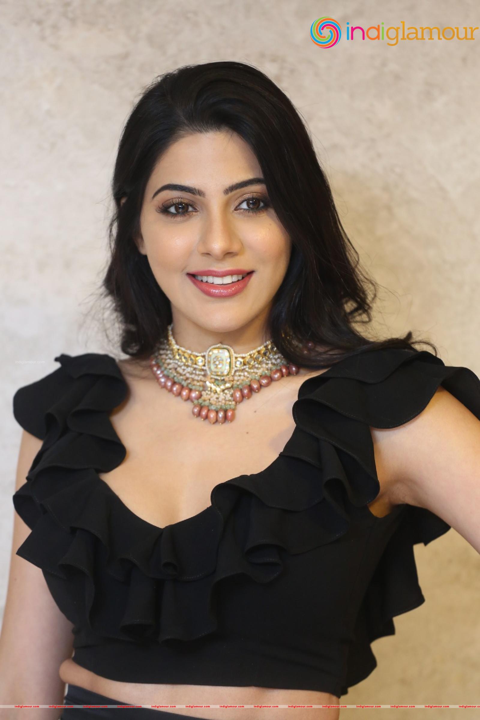Nikki Tamboli Actress hd photo
