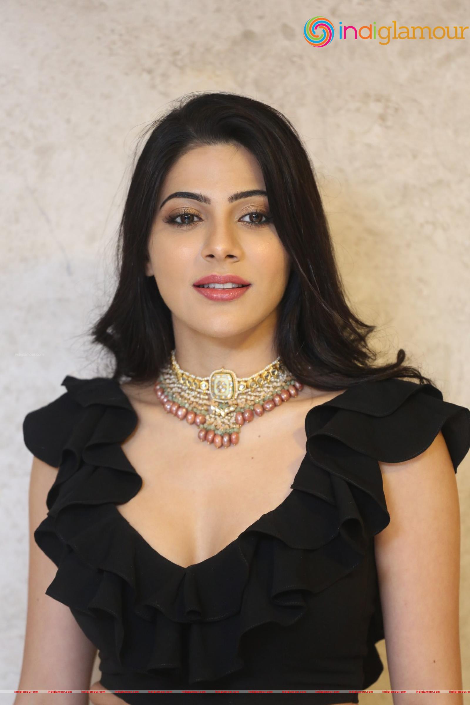 Nikki Tamboli Actress hd photo