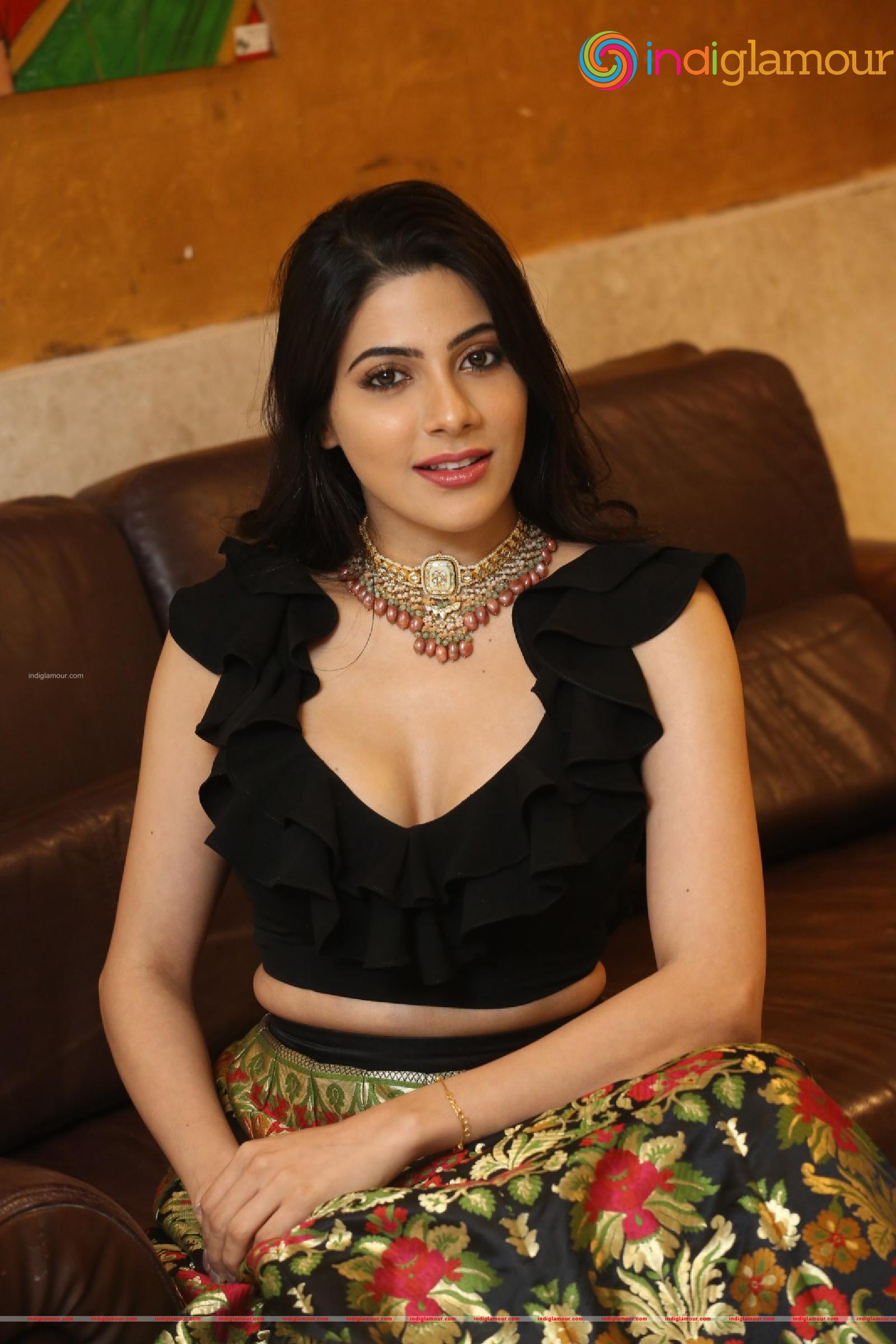 Nikki Tamboli Actress hd photo