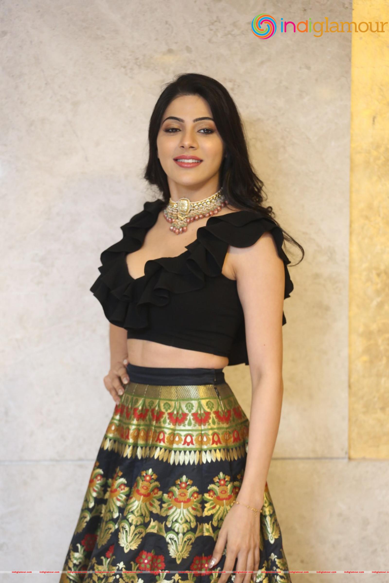 Nikki Tamboli Actress hd photo
