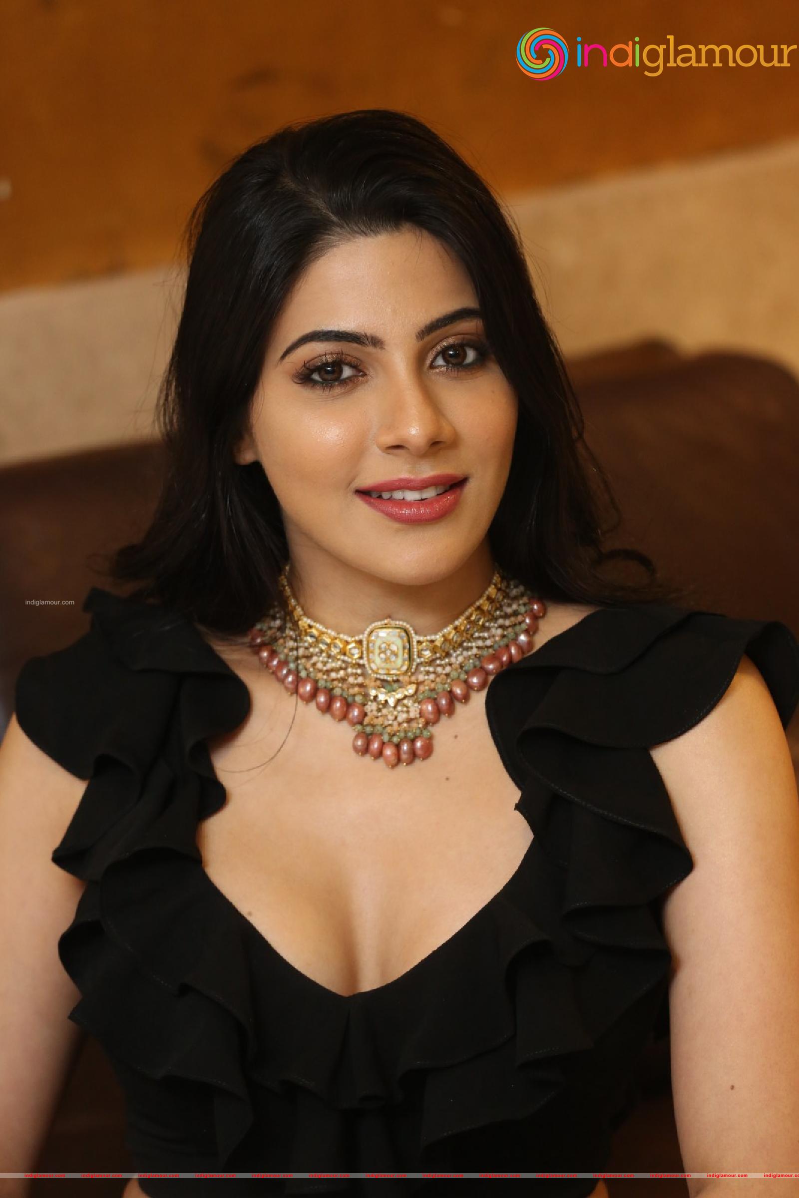 Nikki Tamboli Actress hd photo