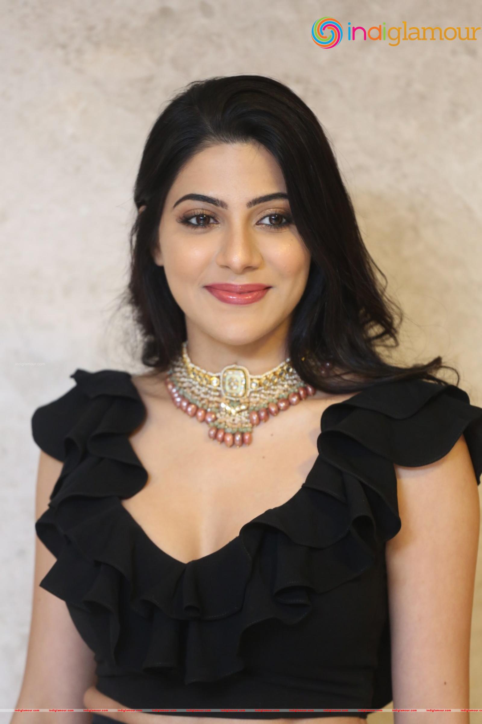 Nikki Tamboli Actress hd photo