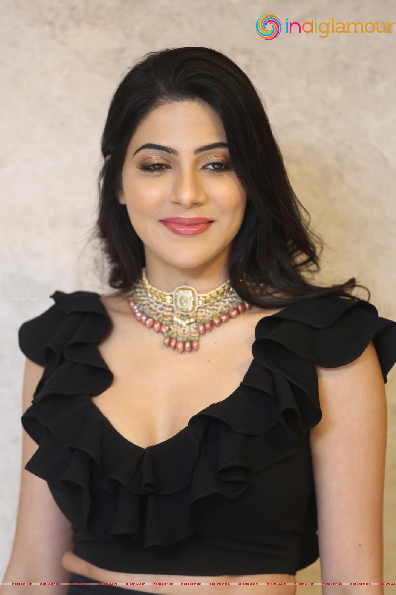 Nikki Tamboli Actress hd photo