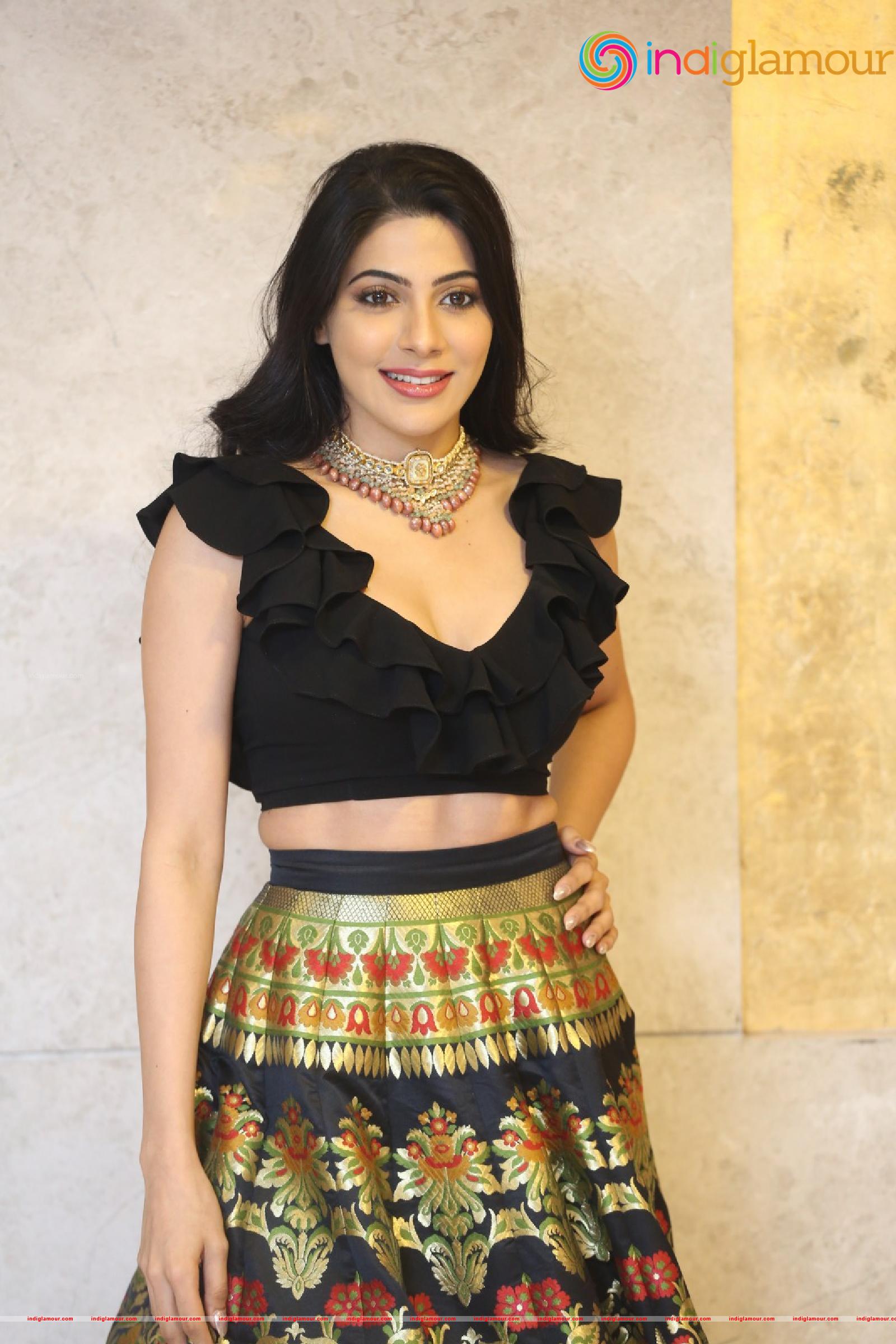 Nikki Tamboli Actress hd photo