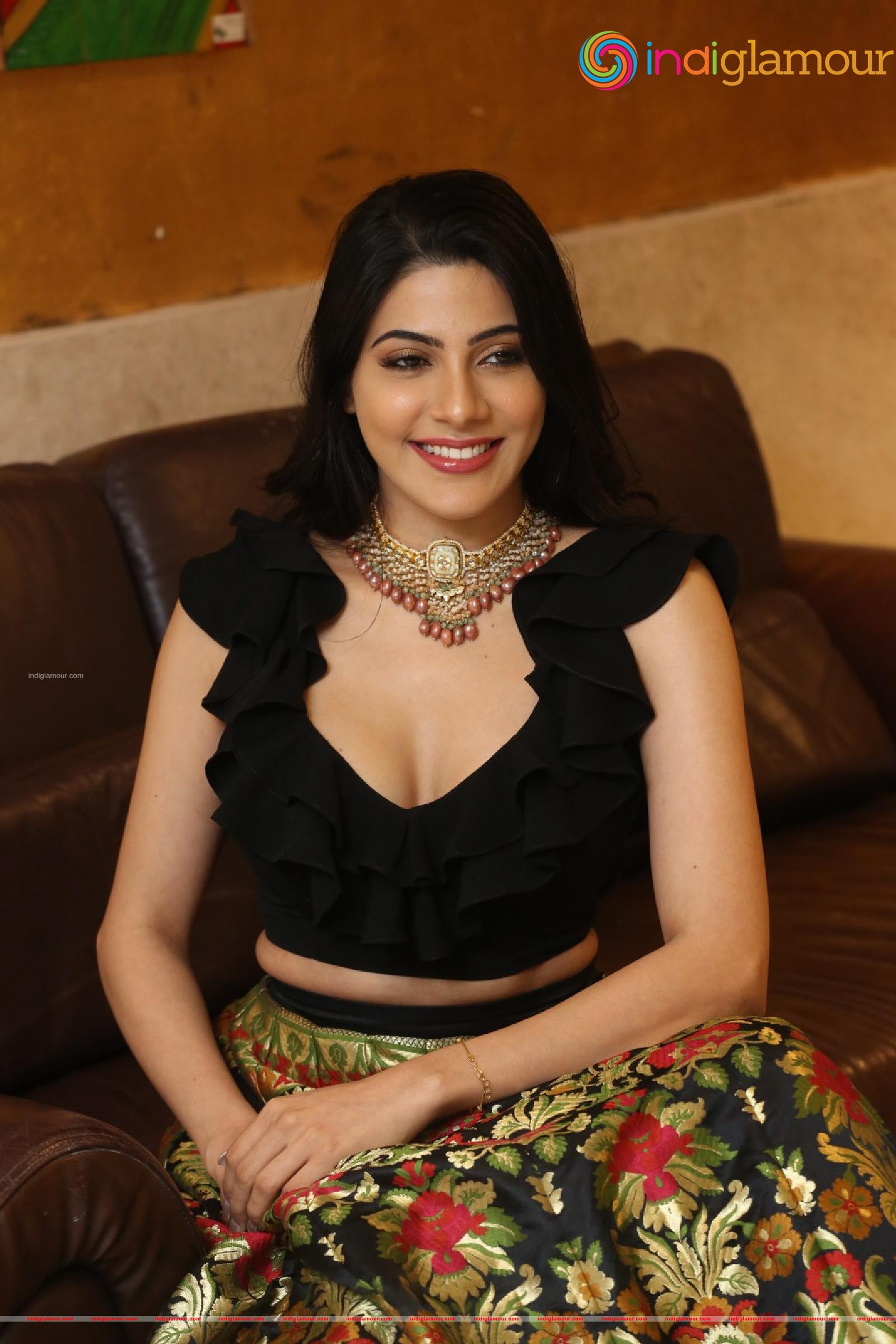 Nikki Tamboli Actress hd photo