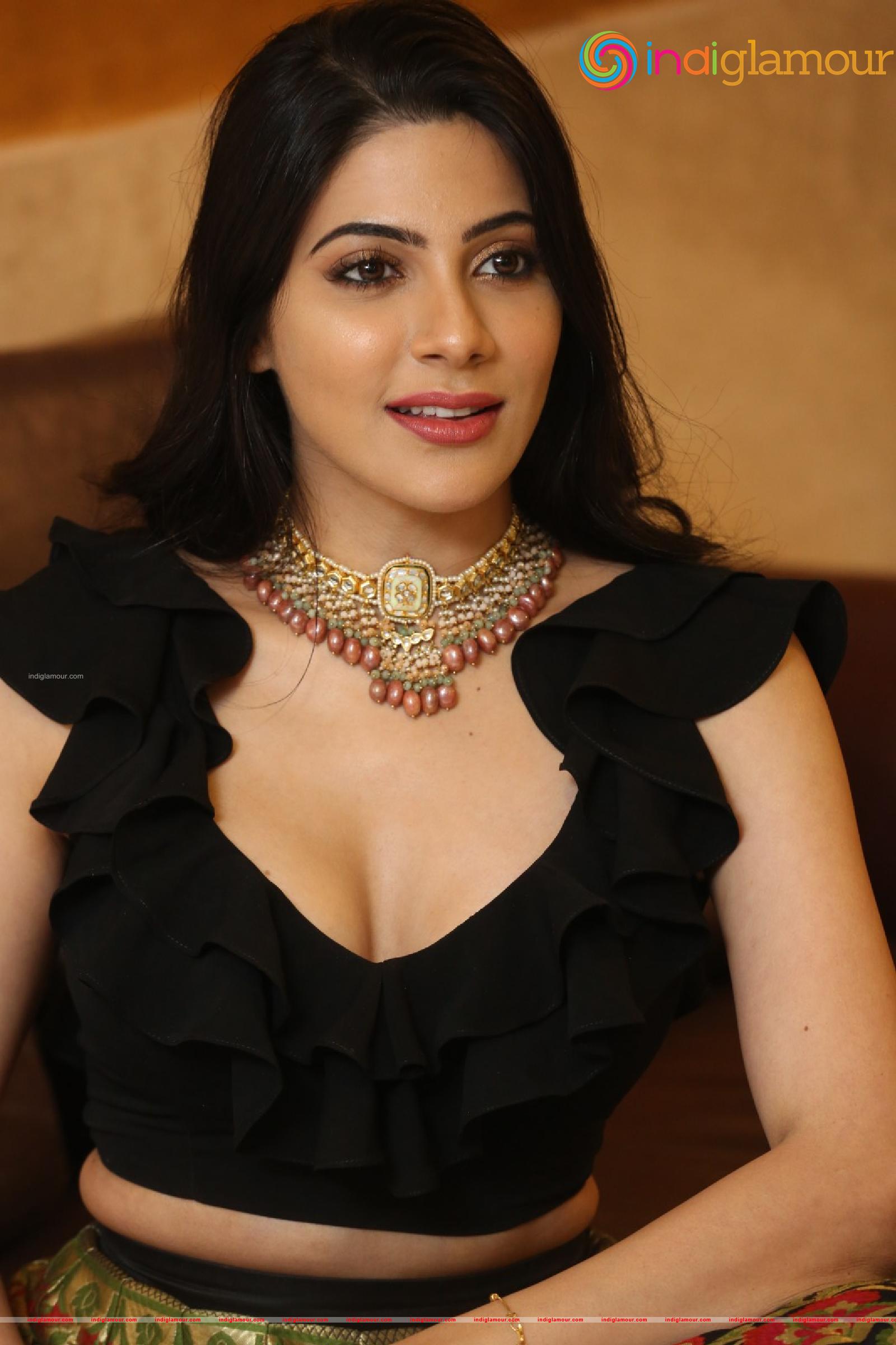 Nikki Tamboli Actress hd photo