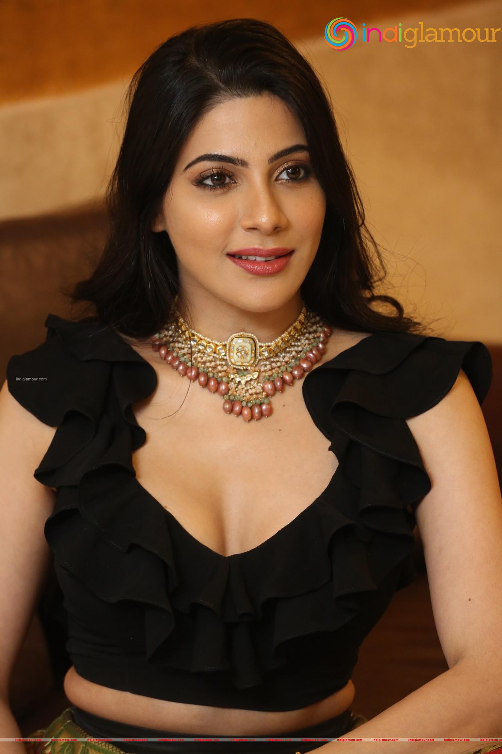 Nikki Tamboli Actress hd photo