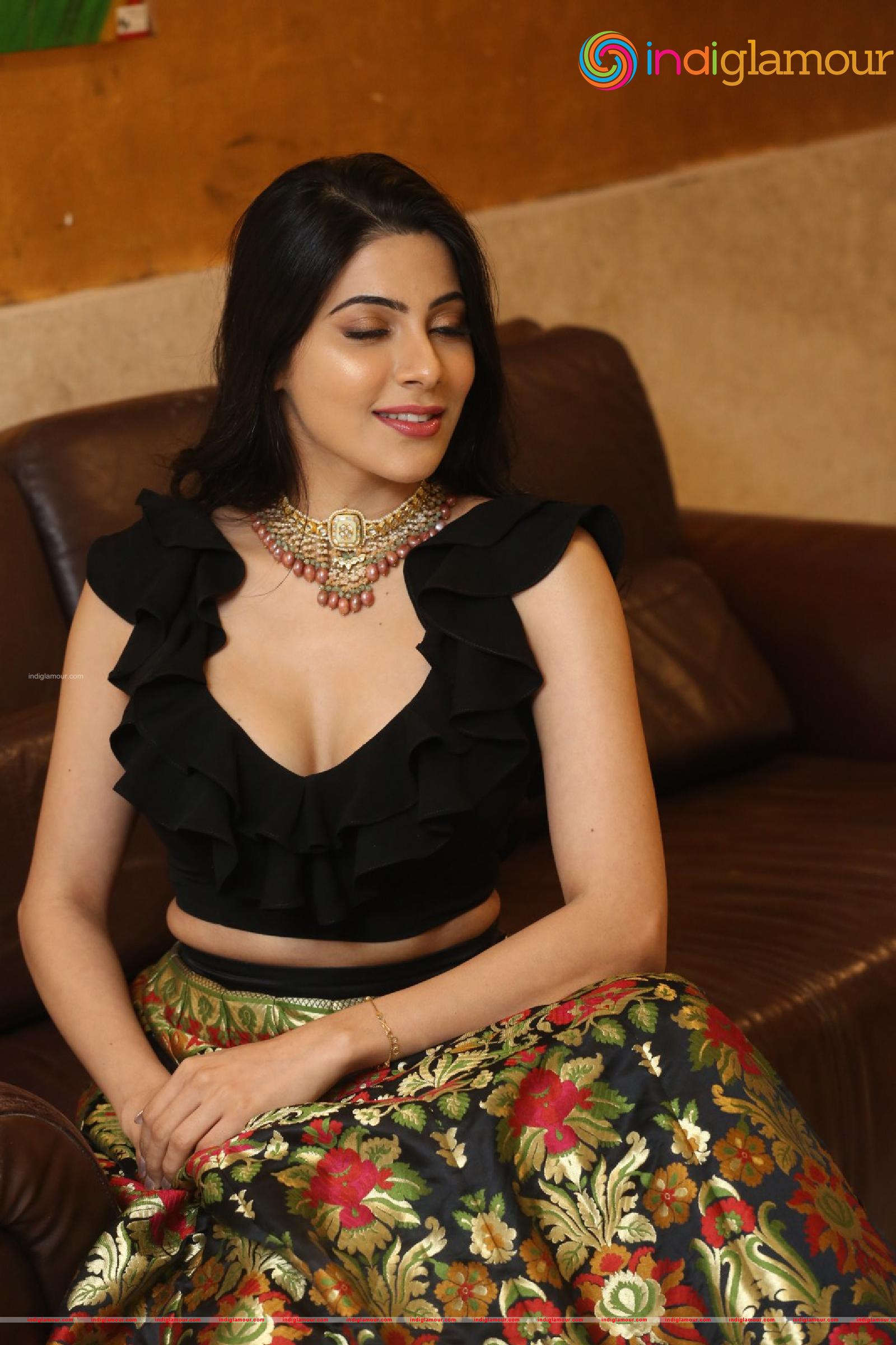 Nikki Tamboli Actress hd photo