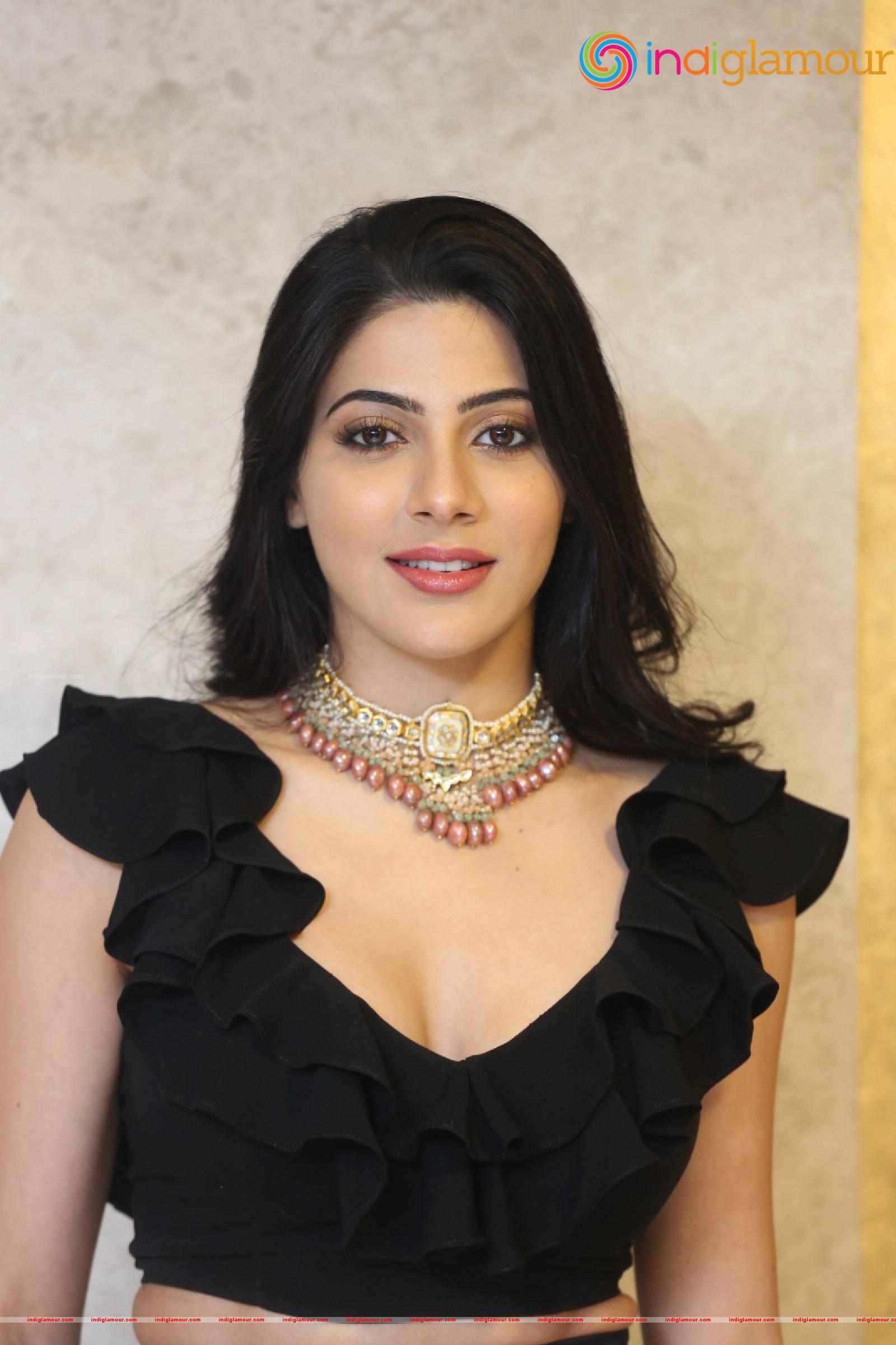 Nikki Tamboli Actress hd photo