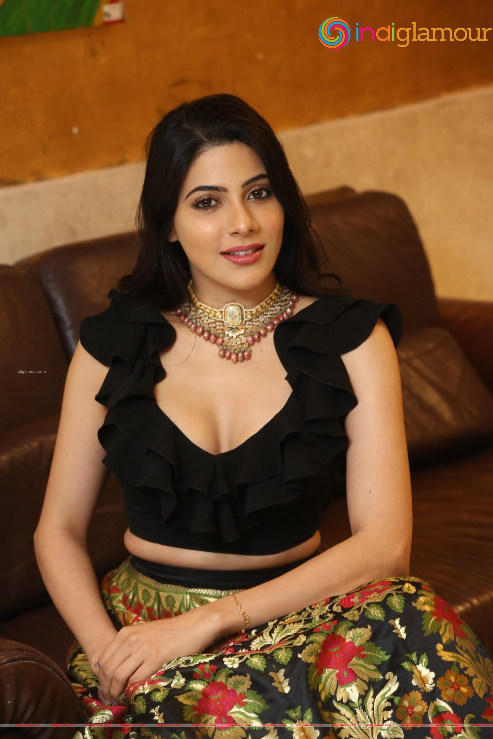 Nikki Tamboli Actress hd photo