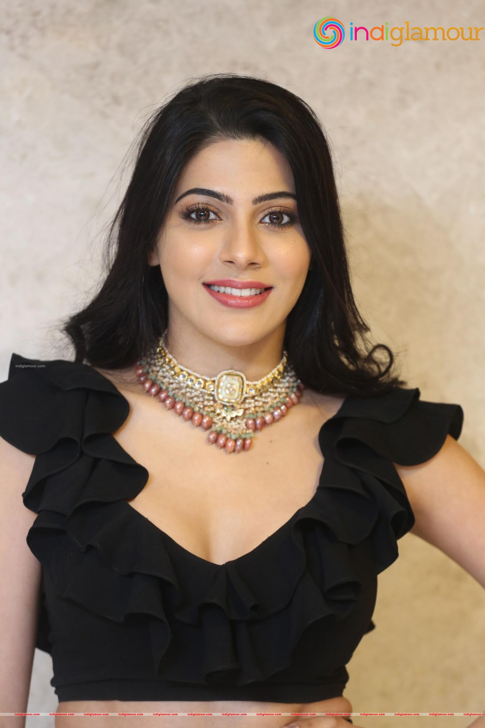 Nikki Tamboli Actress hd photo