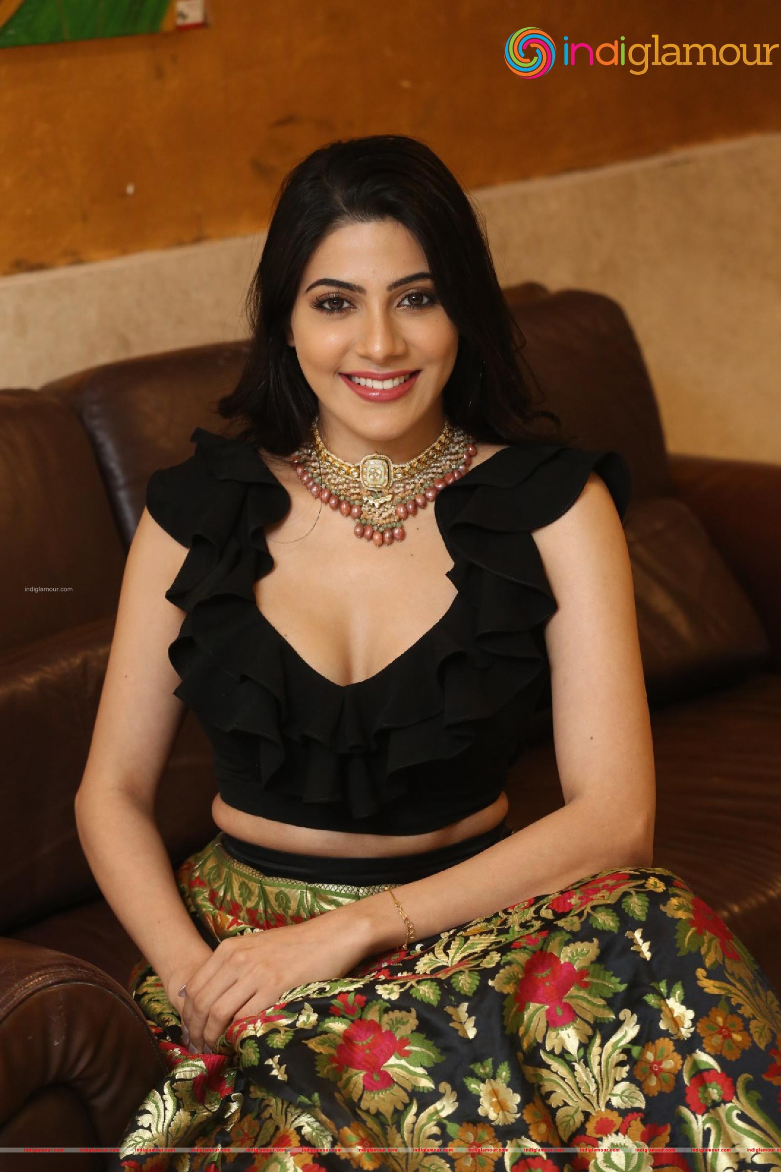 Nikki Tamboli Actress hd photo