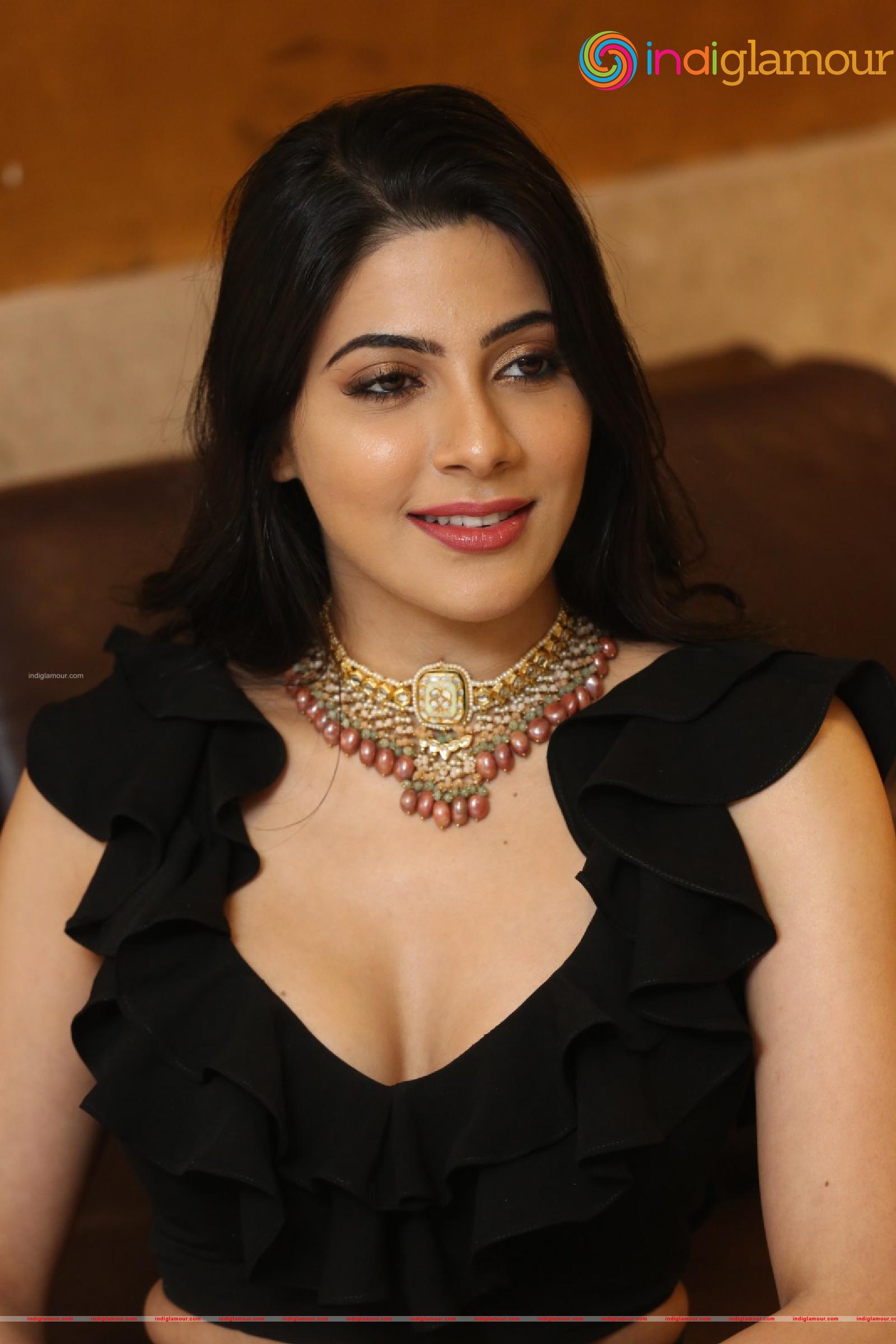 Nikki Tamboli Actress hd photo