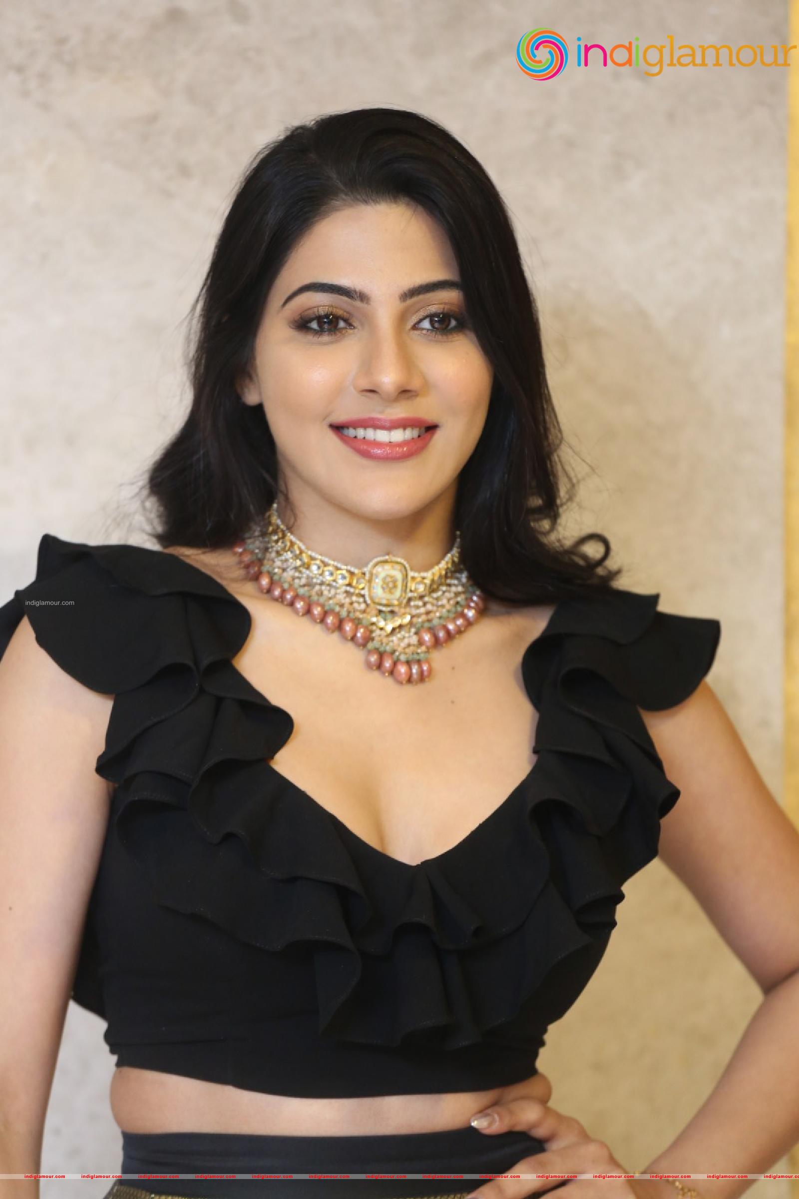Nikki Tamboli Actress hd photo