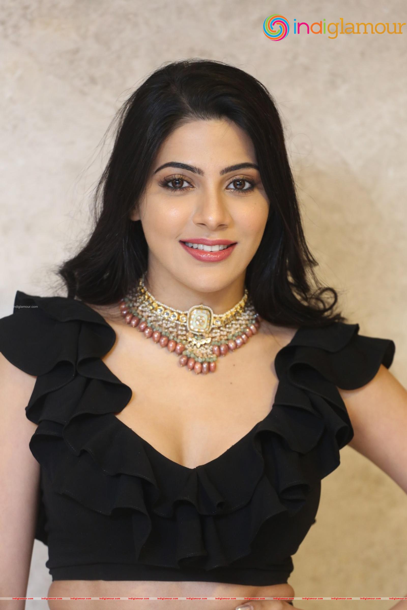 Nikki Tamboli Actress hd photo