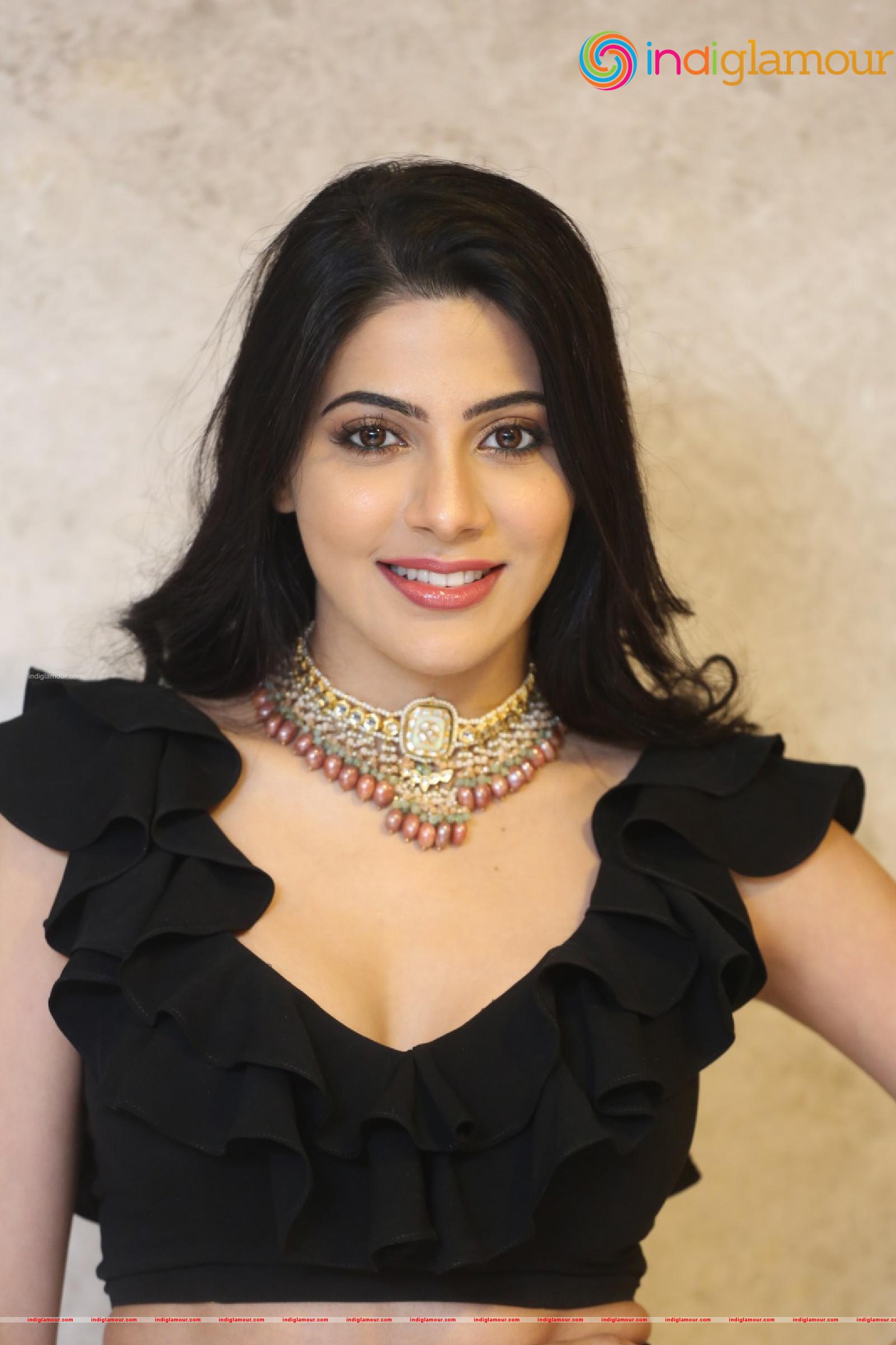 Nikki Tamboli Actress hd photo