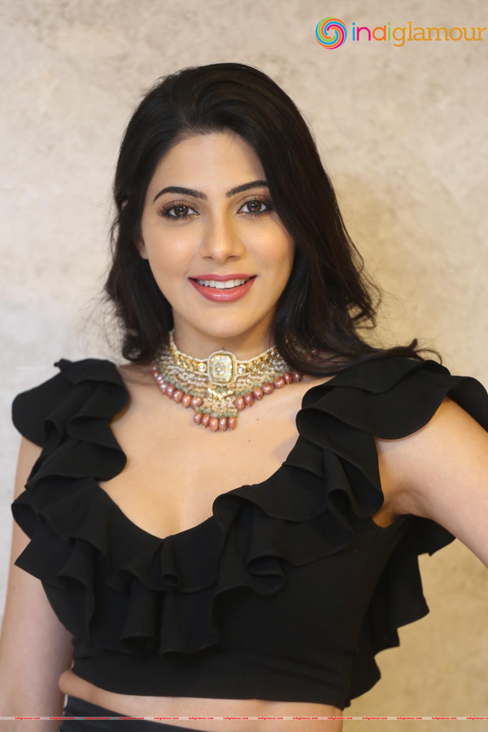 Nikki Tamboli Actress hd photo