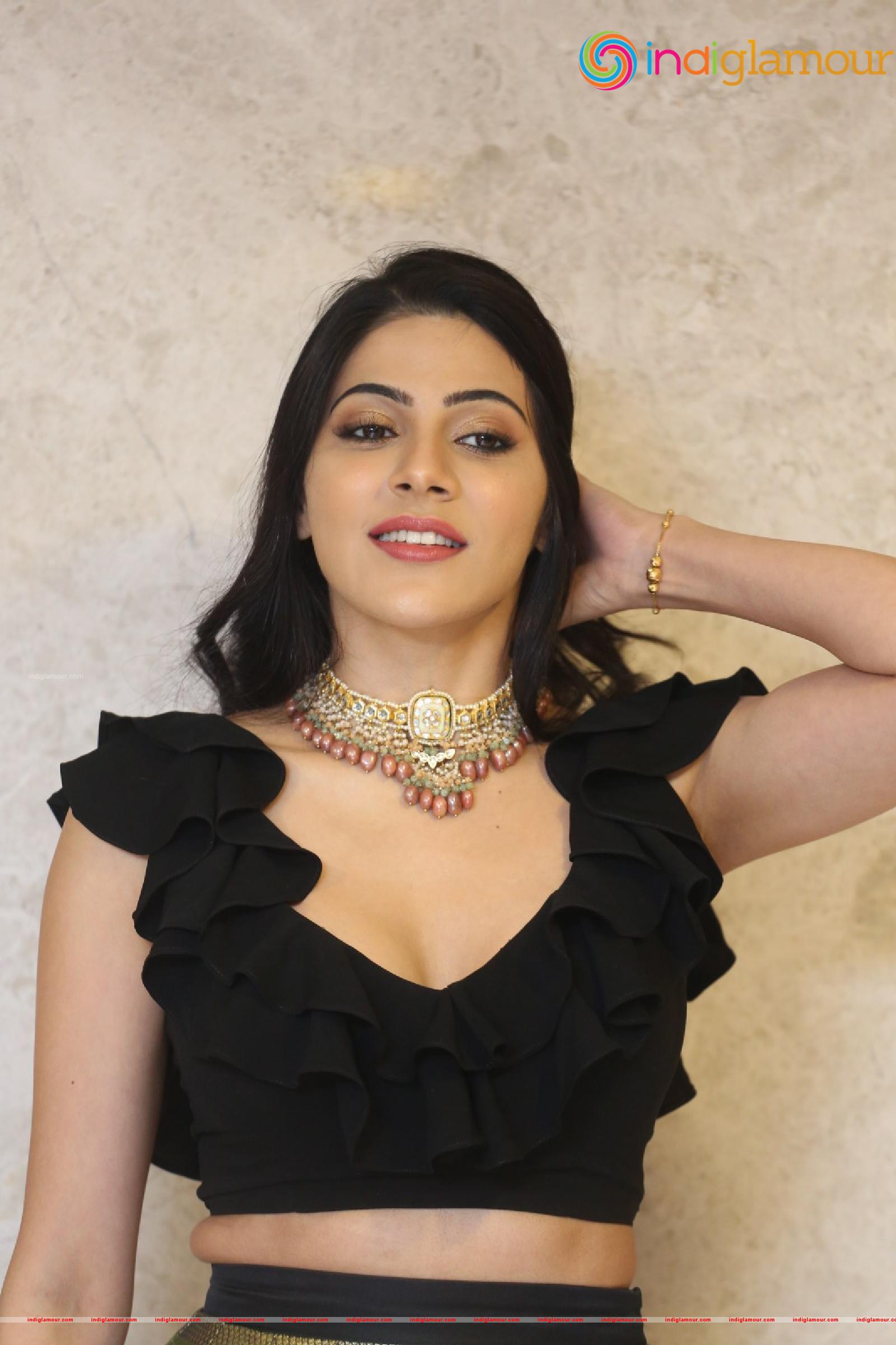 Nikki Tamboli Actress hd photo