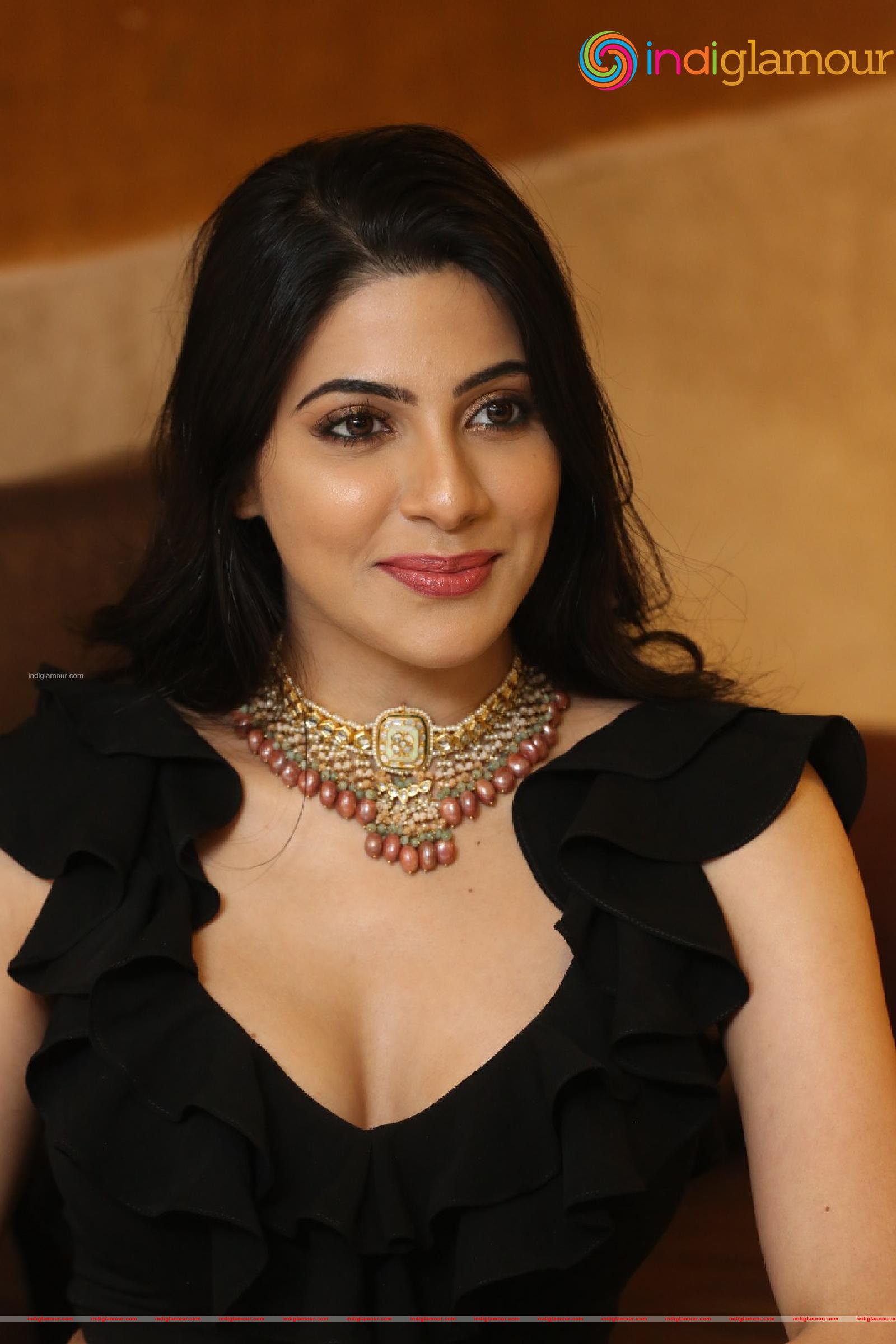 Nikki Tamboli Actress hd photo