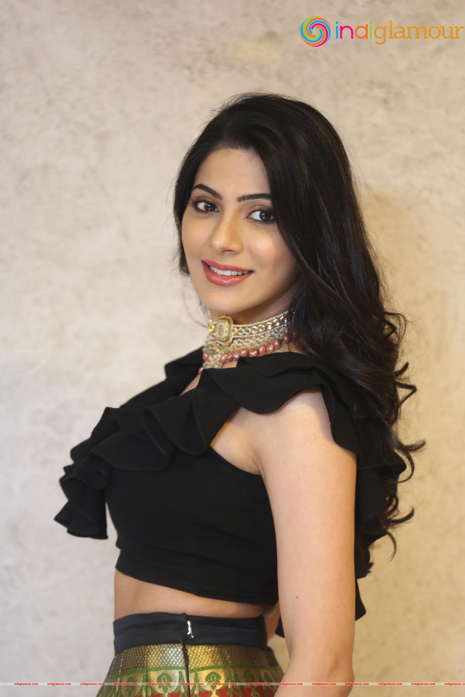 Nikki Tamboli Actress hd photo