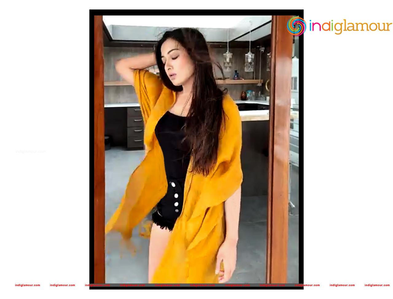 Catherine Tresa Actress hd photo