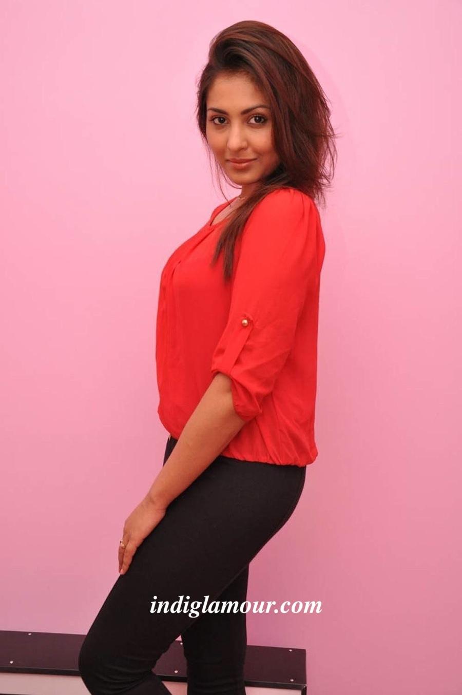 Madhu Shalini Actress hd photo