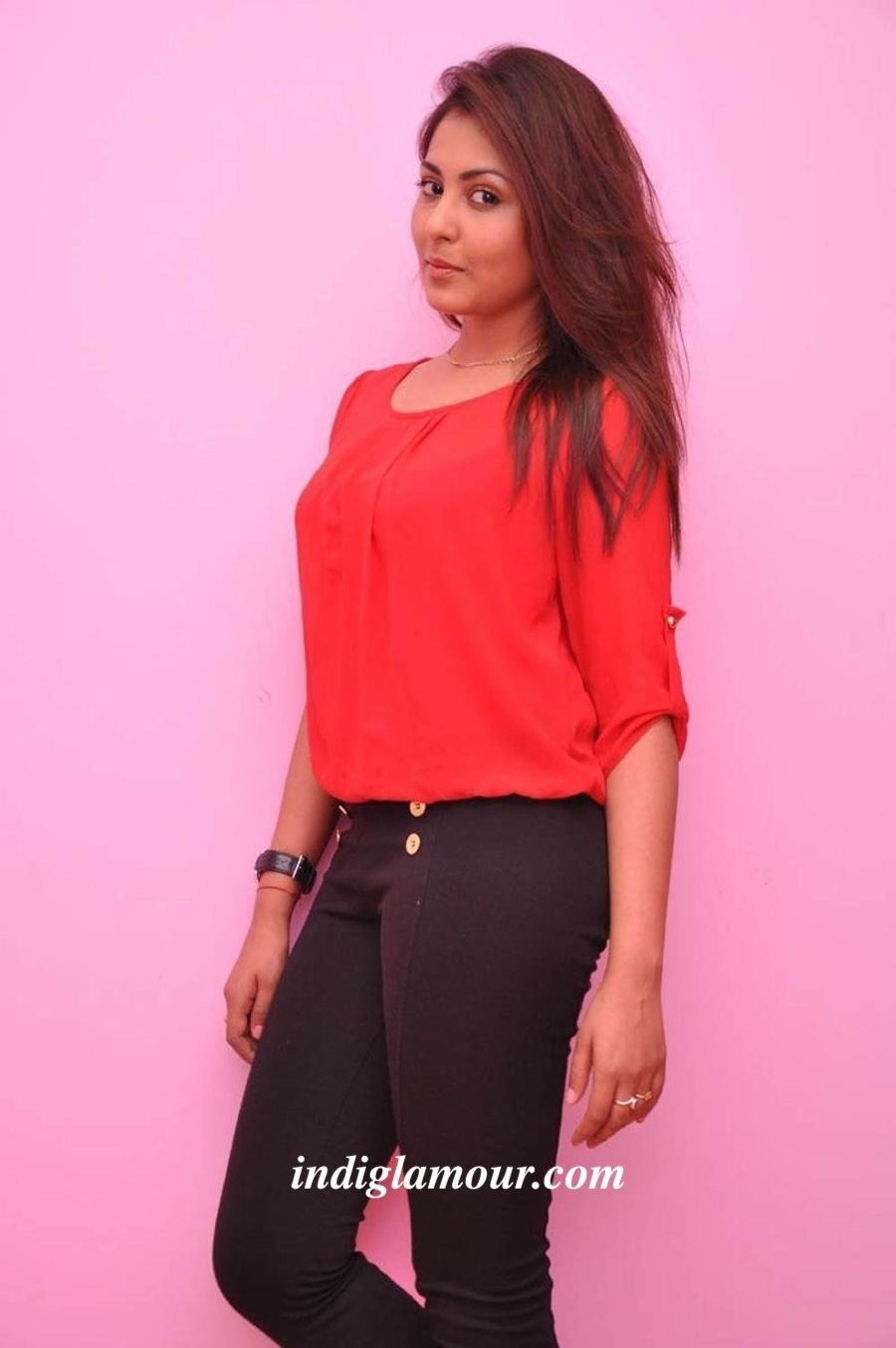 Madhu Shalini Actress hd photo