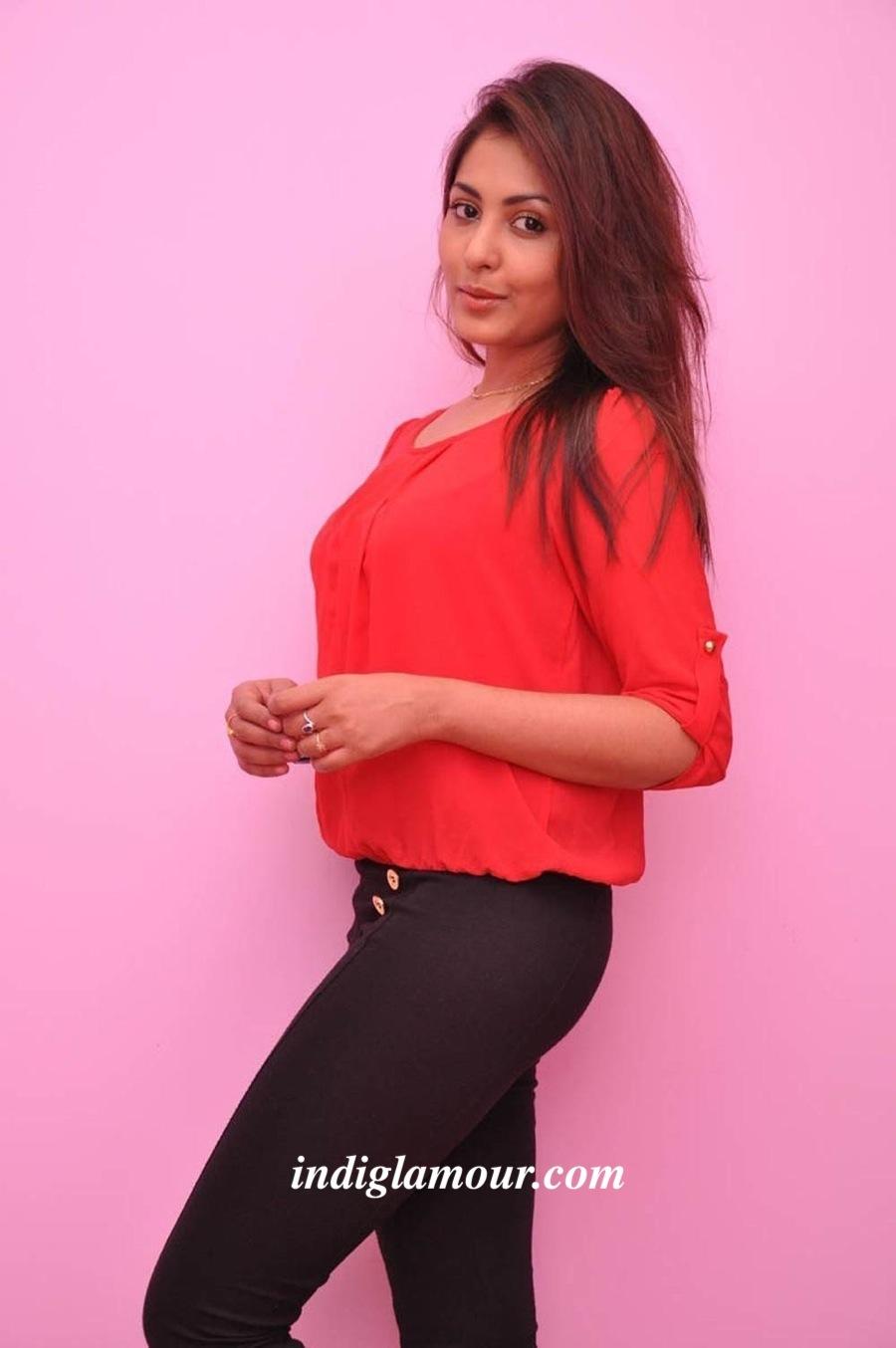 Madhu Shalini Actress hd photo