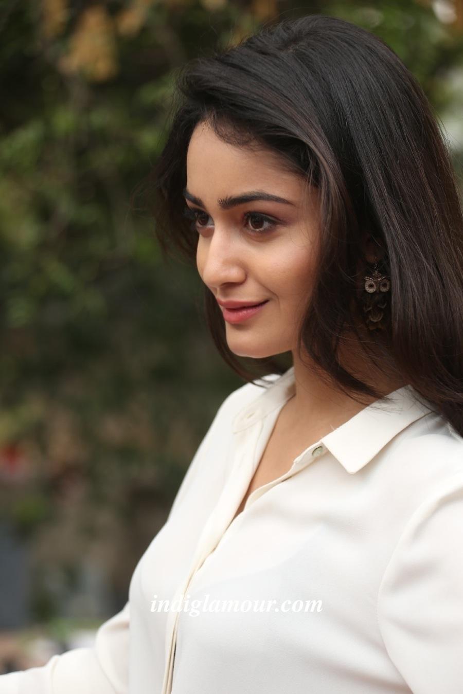 Tridha Choudhury Actress hd photo