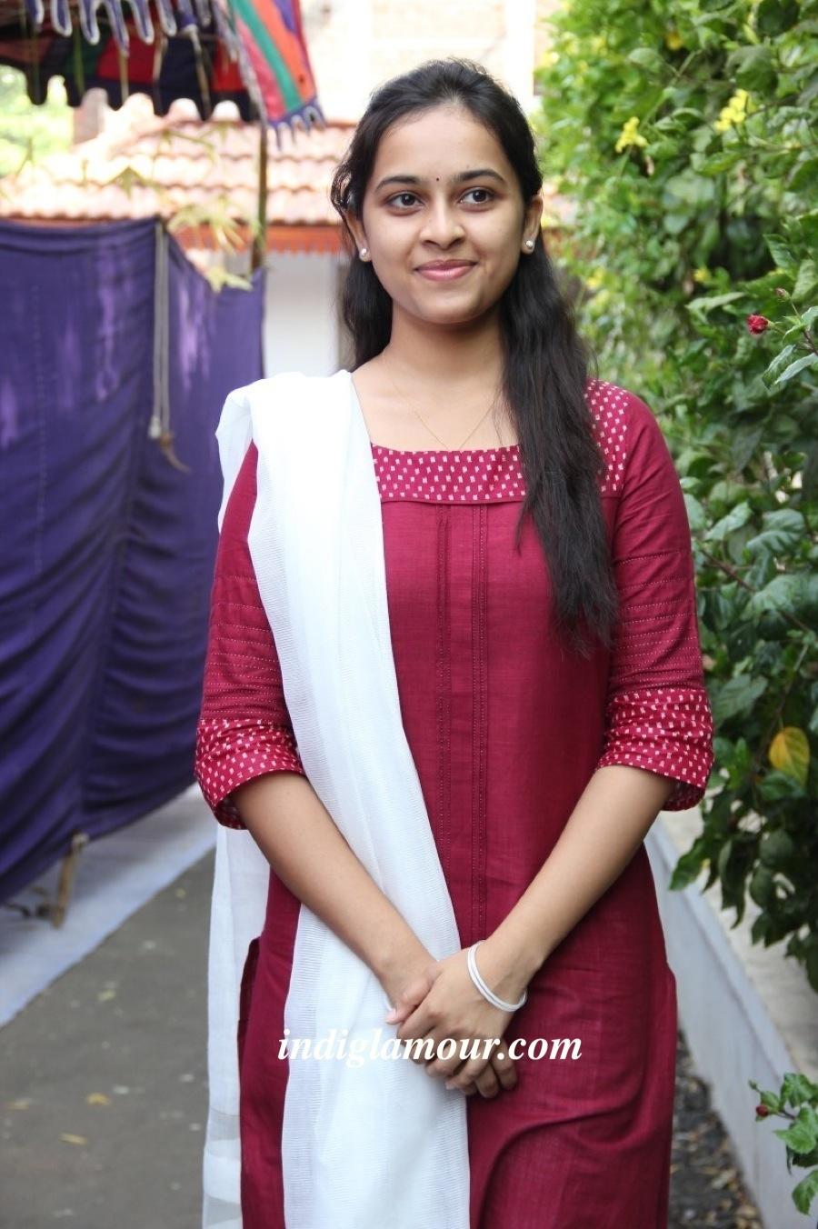 Sri Divya Actress hd photo