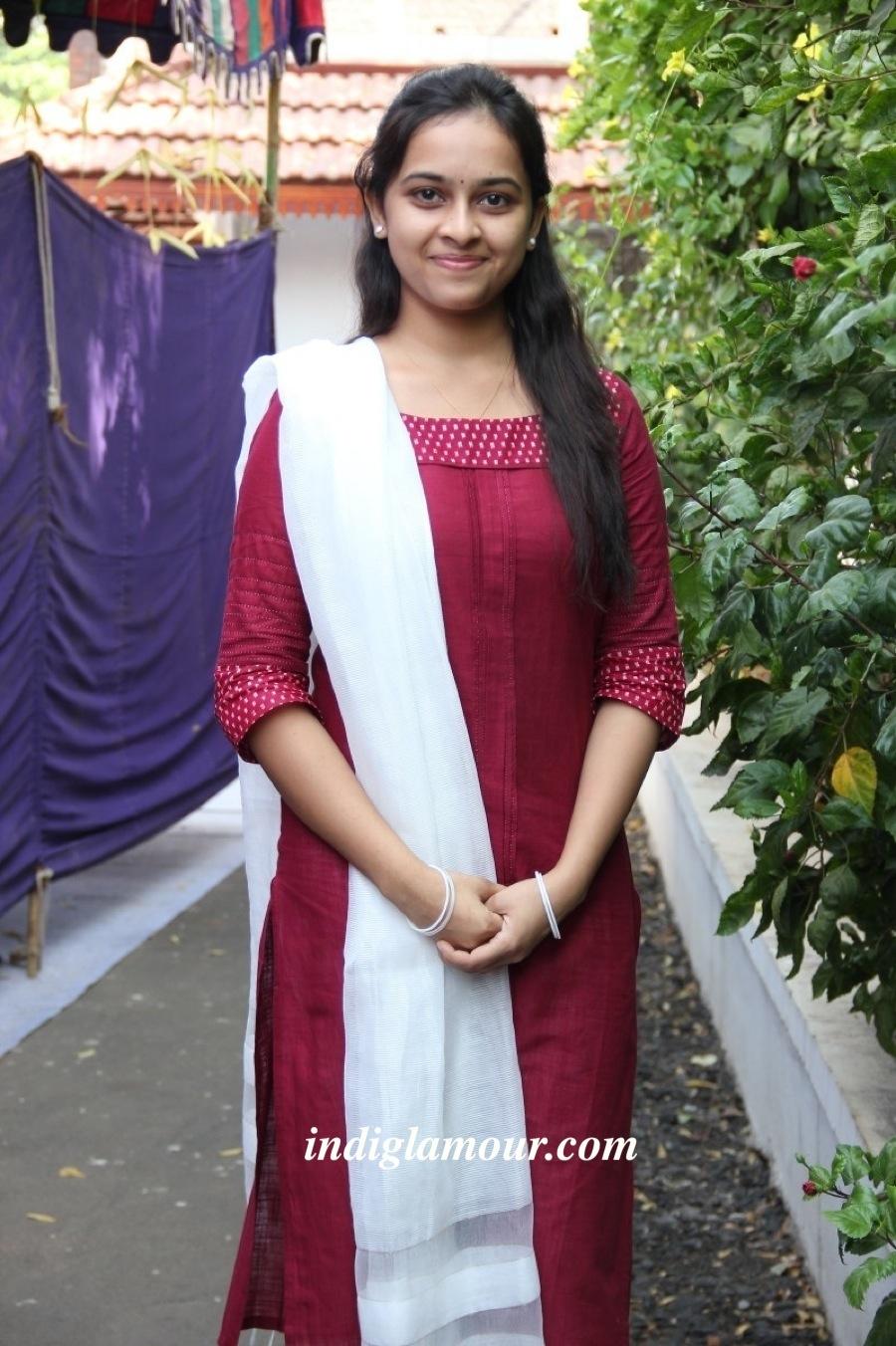 Sri Divya Actress hd photo