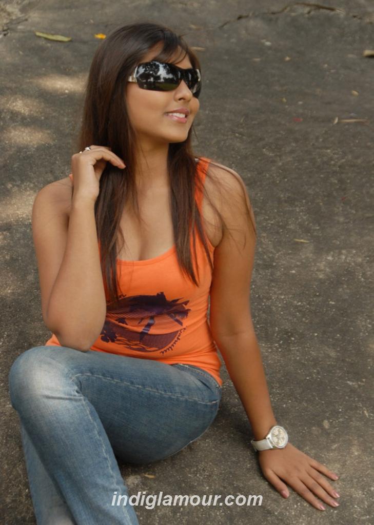 Madhu Shalini Actress hd photo