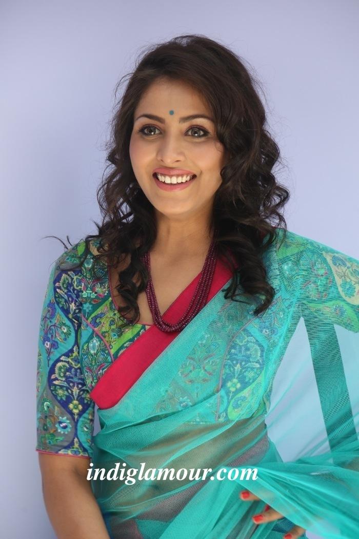 Madhu Shalini Actress hd photo