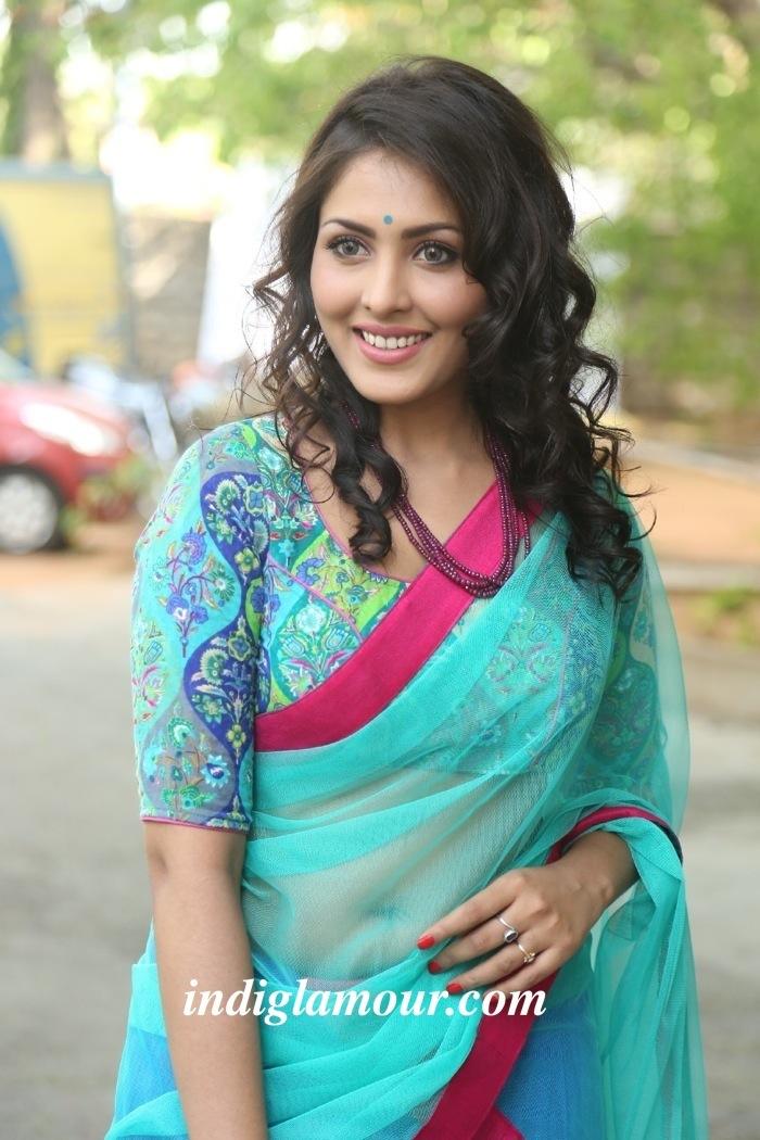 Madhu Shalini Actress hd photo