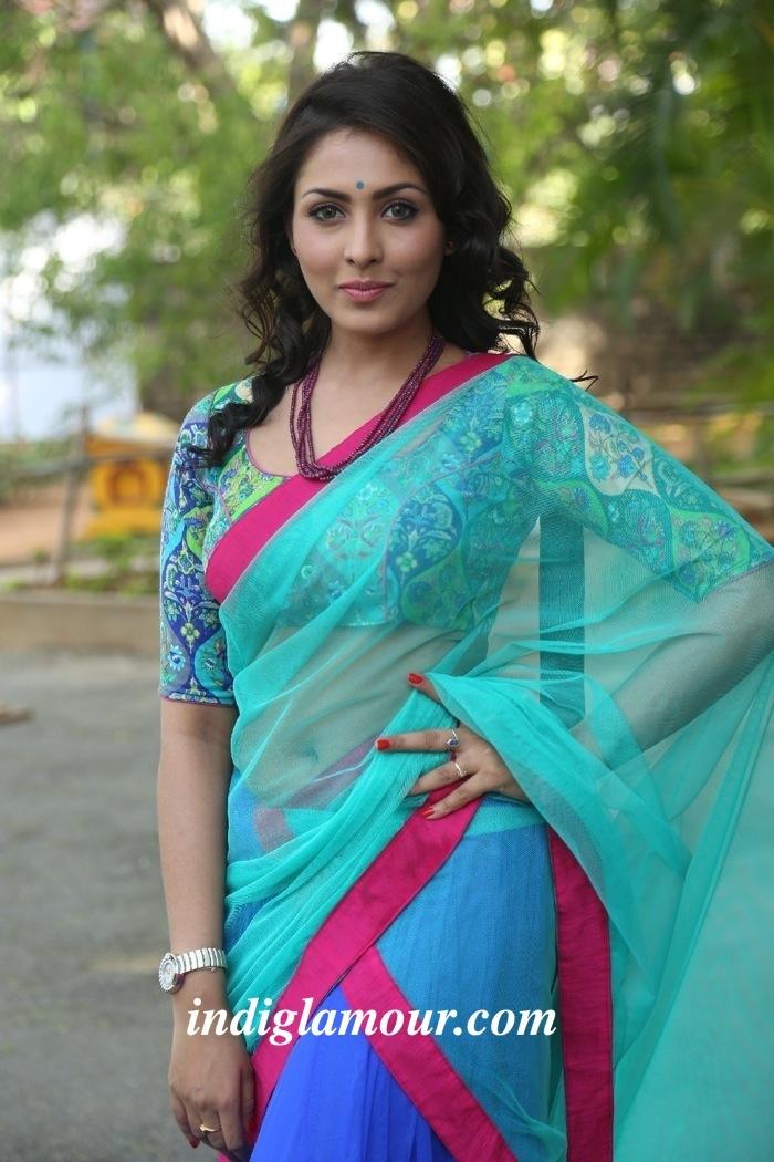 Madhu Shalini Actress hd photo