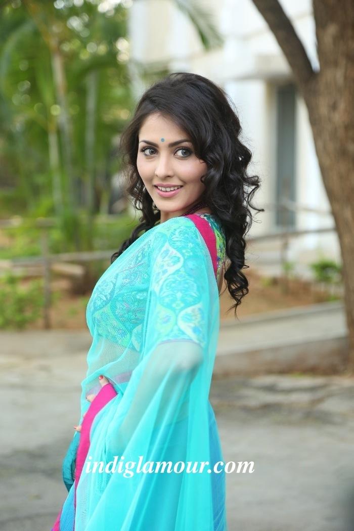 Madhu Shalini Actress hd photo