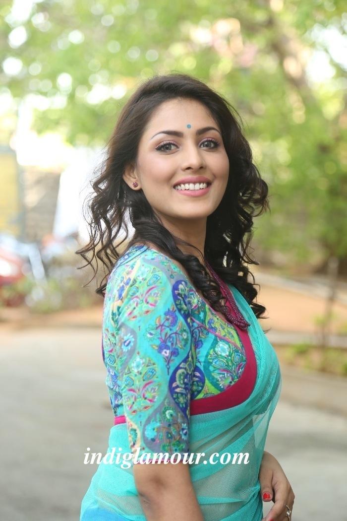 Madhu Shalini Actress hd photo