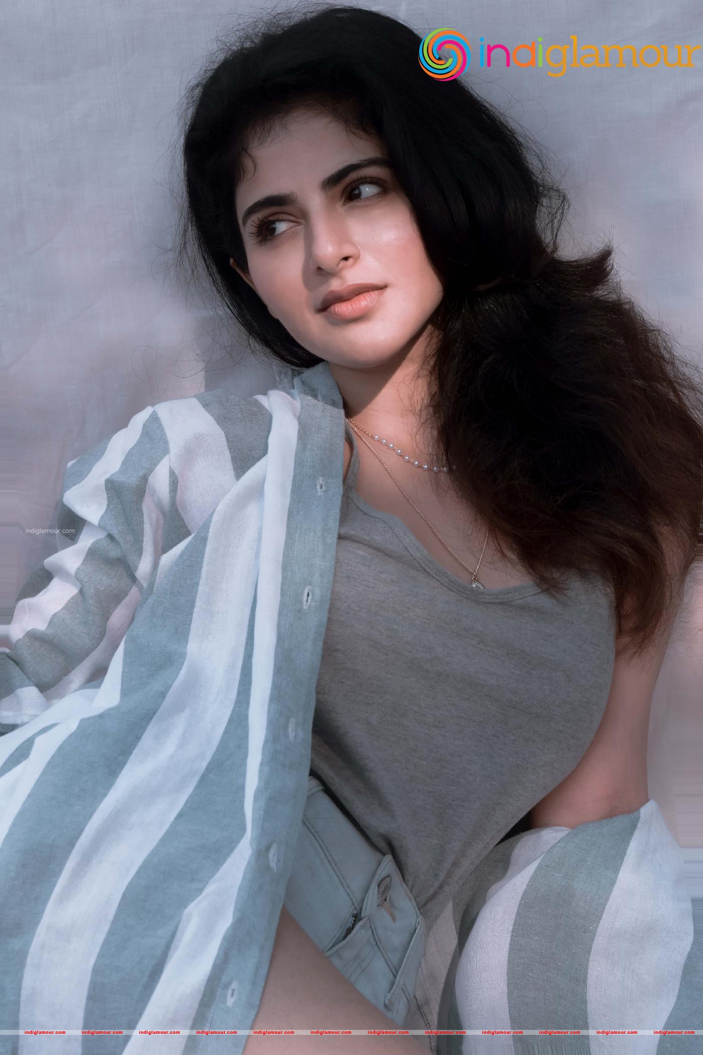 Iswarya Menon Actress hd photo