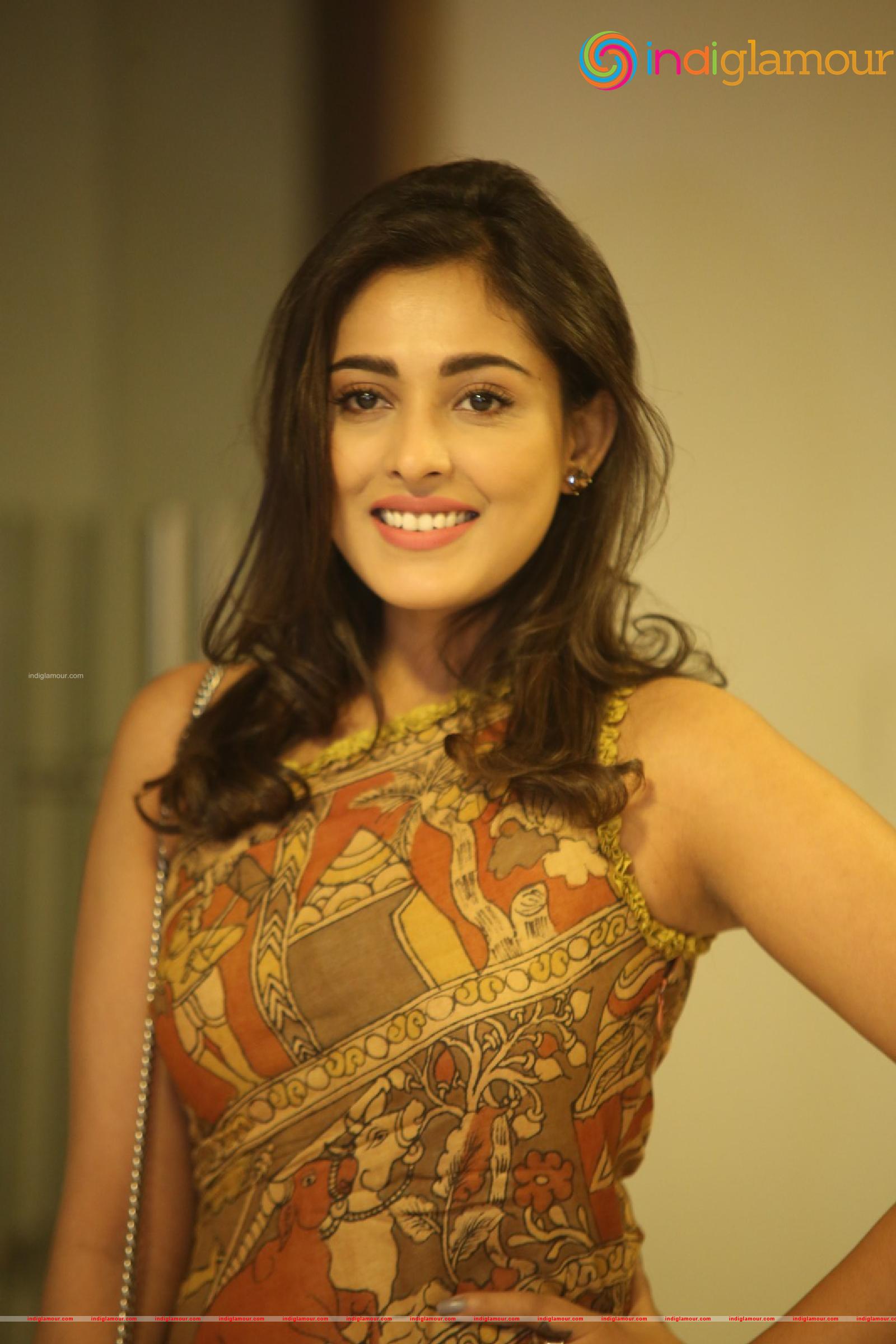 Madhu Shalini Actress hd photo