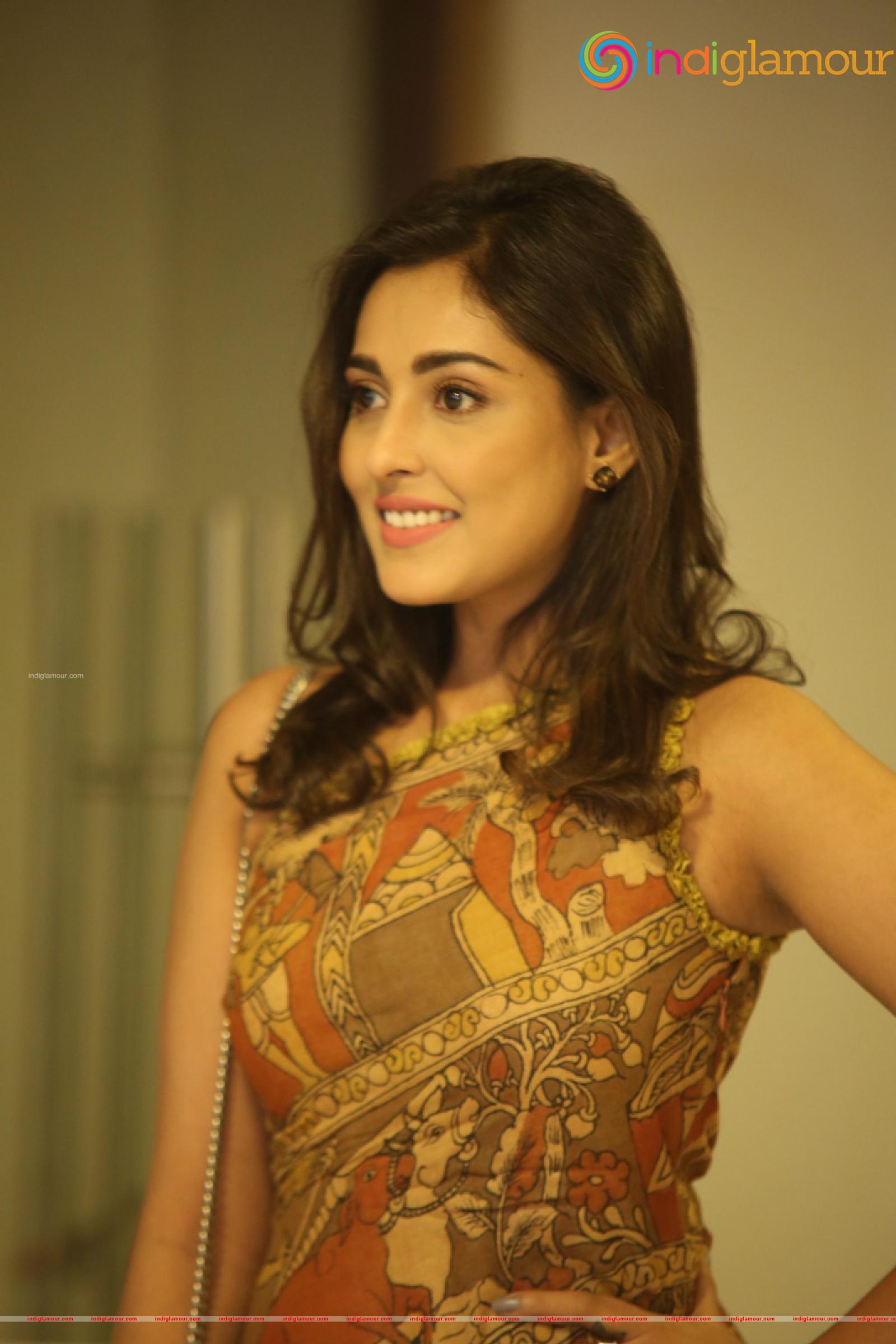 Madhu Shalini Actress hd photo