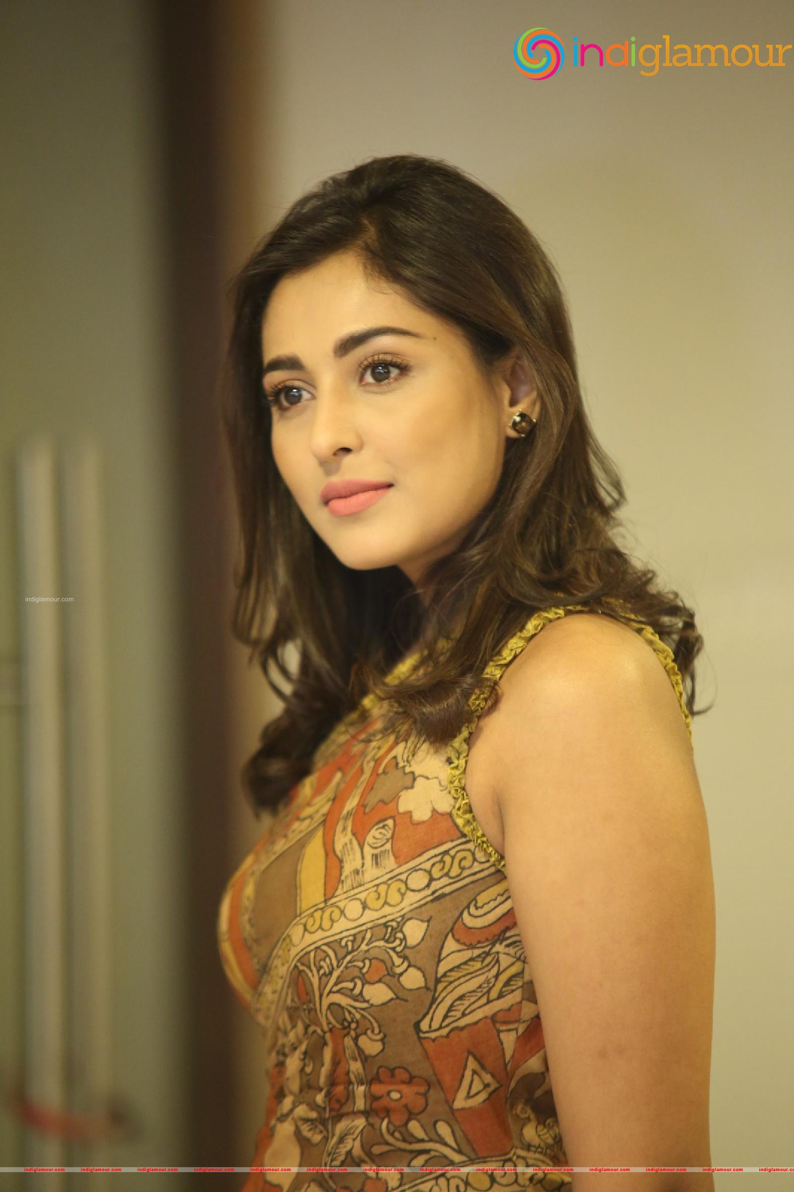 Madhu Shalini Actress hd photo