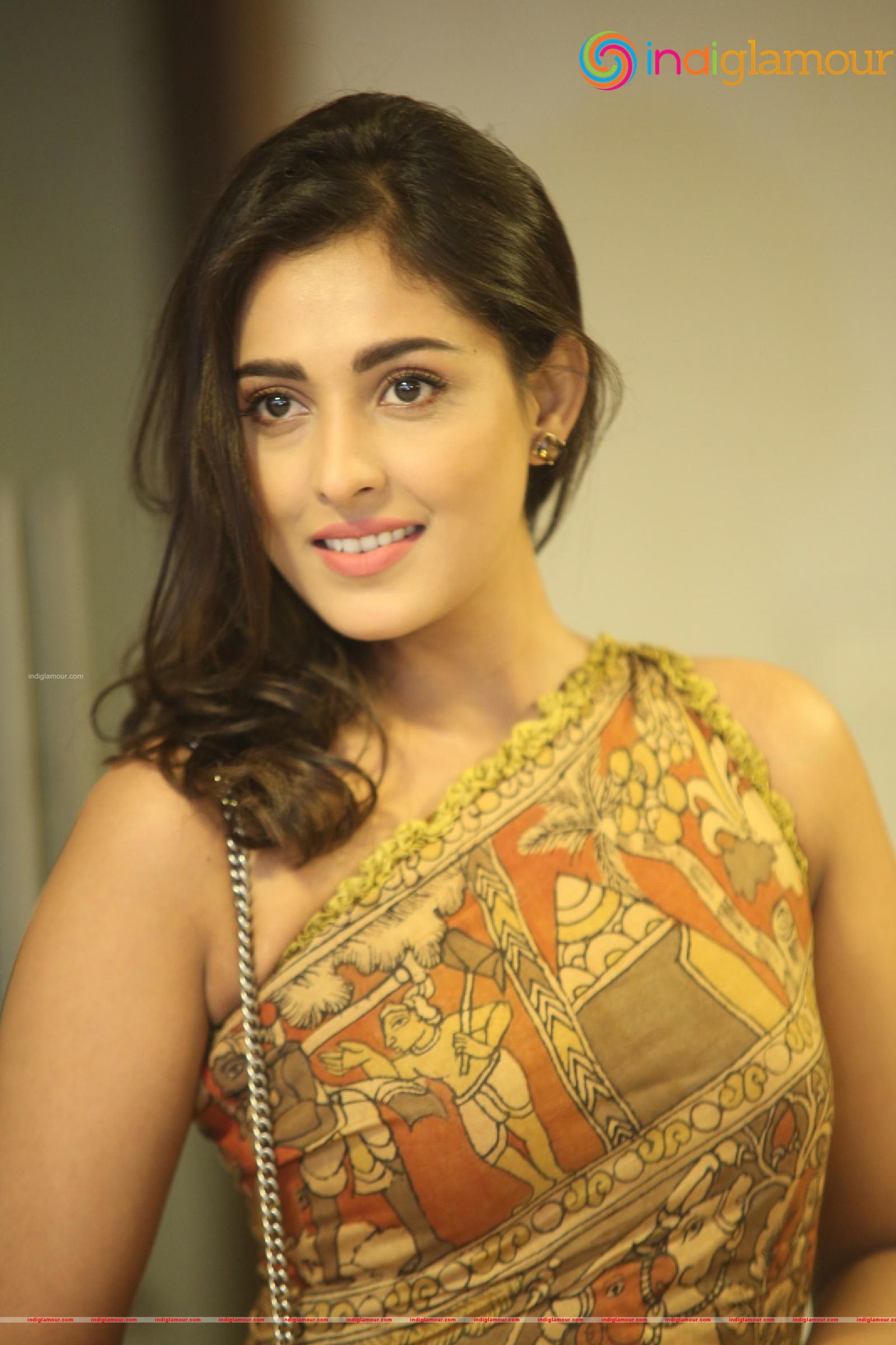 Madhu Shalini Actress hd photo