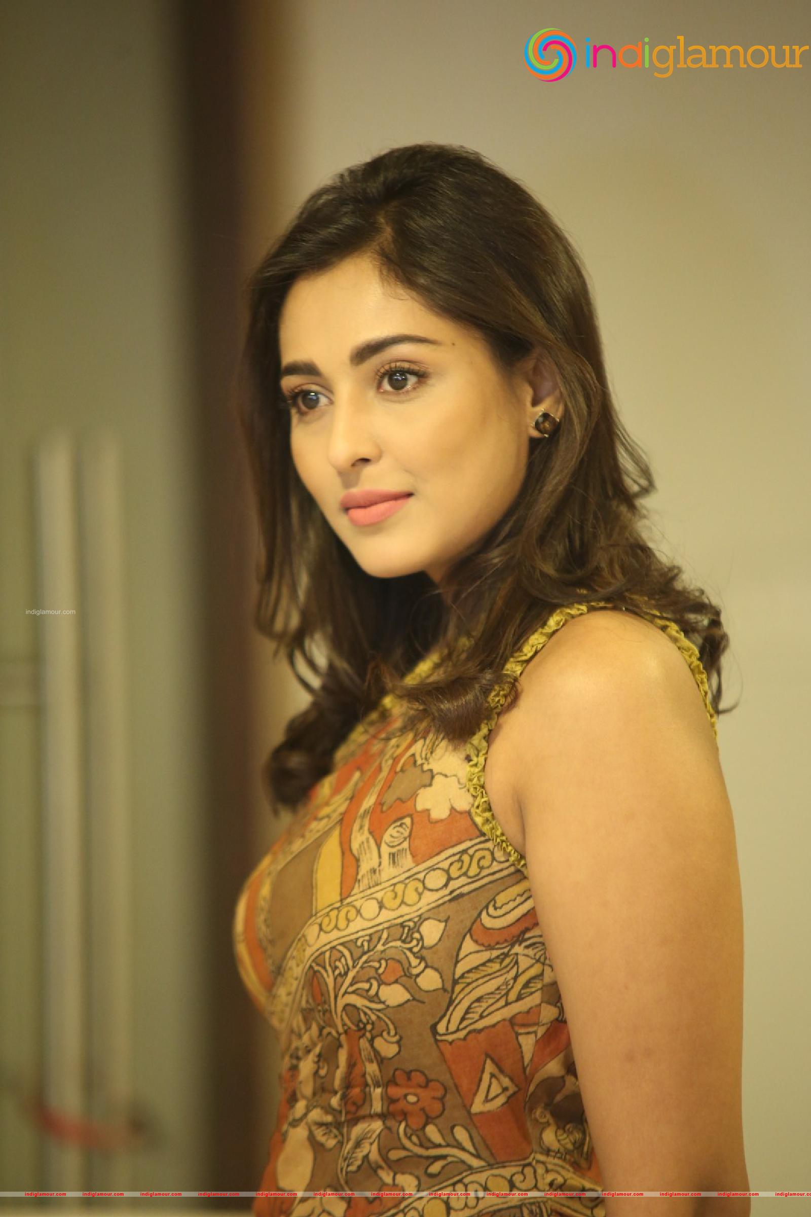 Madhu Shalini Actress hd photo
