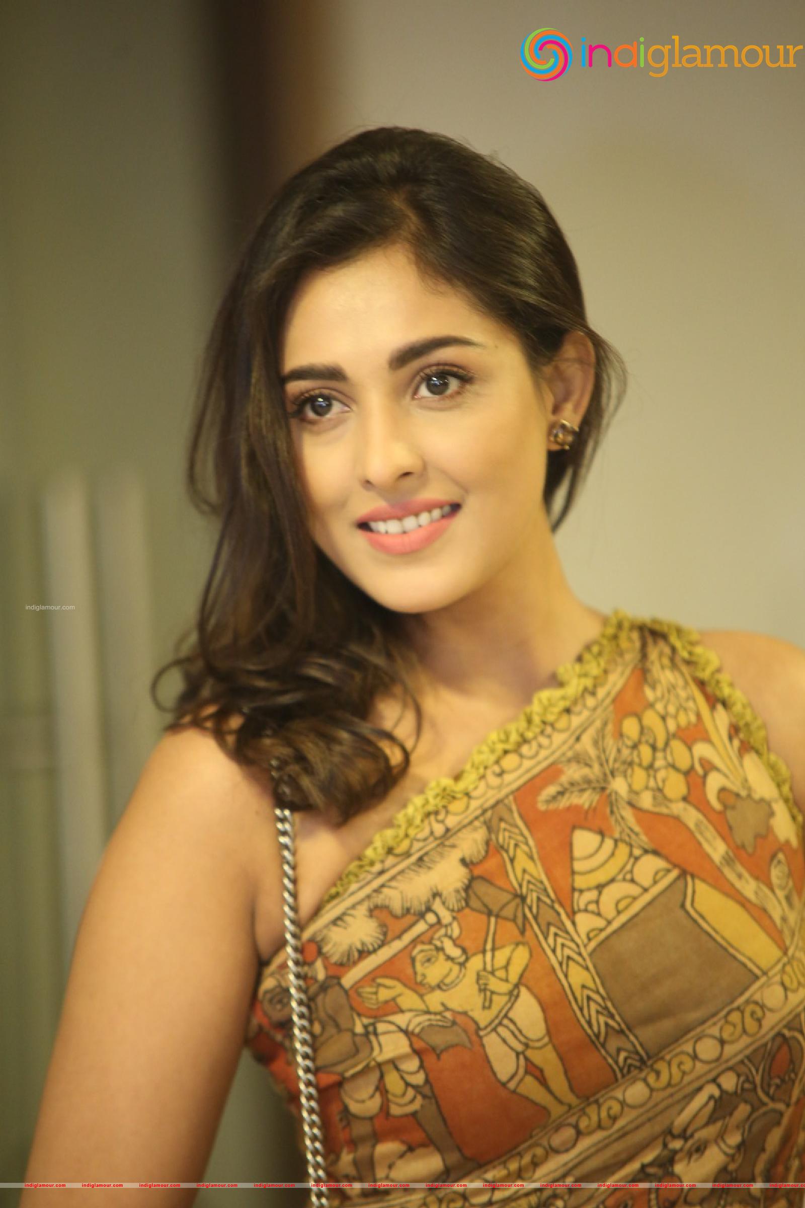 Madhu Shalini Actress hd photo