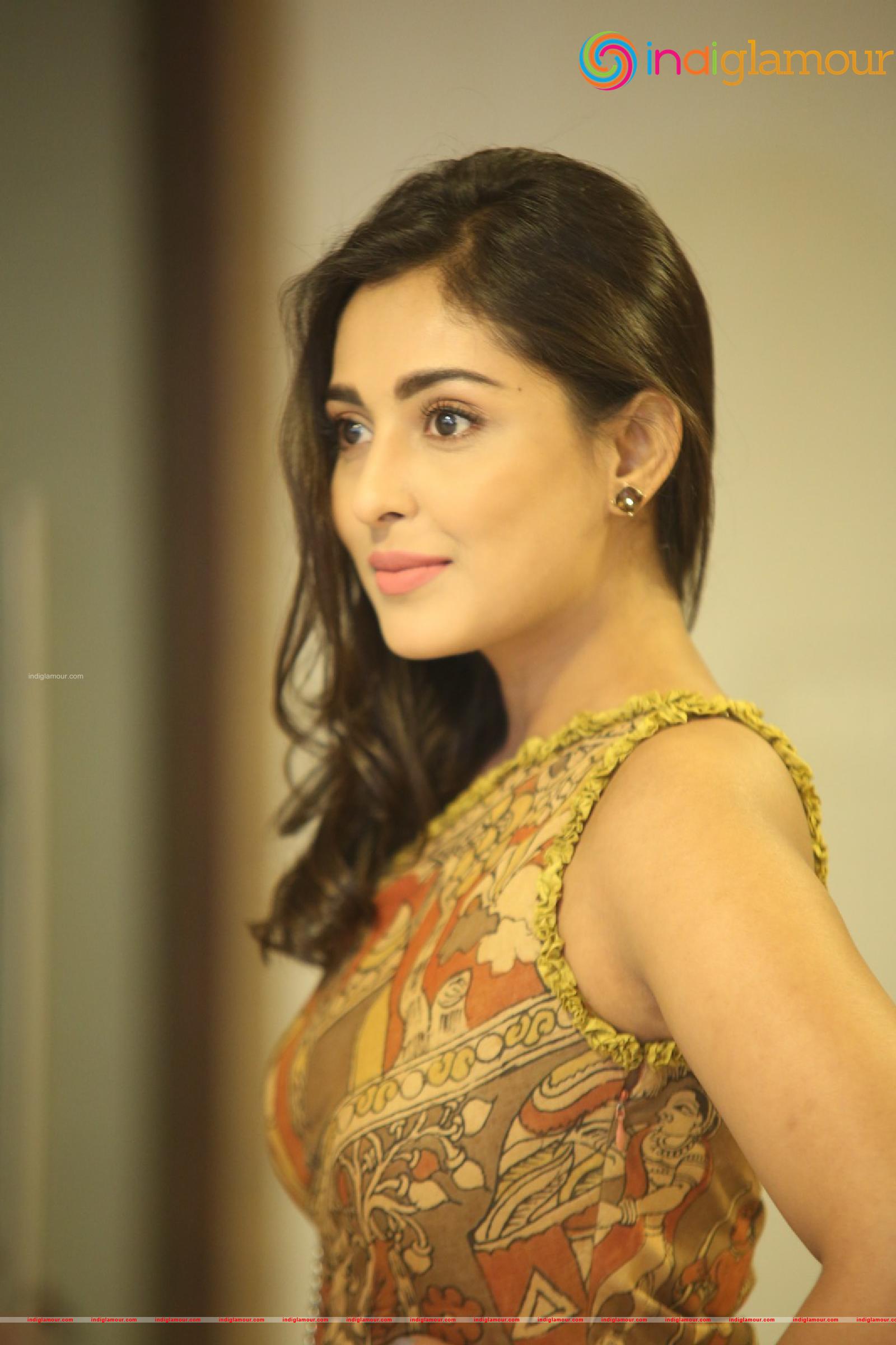 Madhu Shalini Actress hd photo
