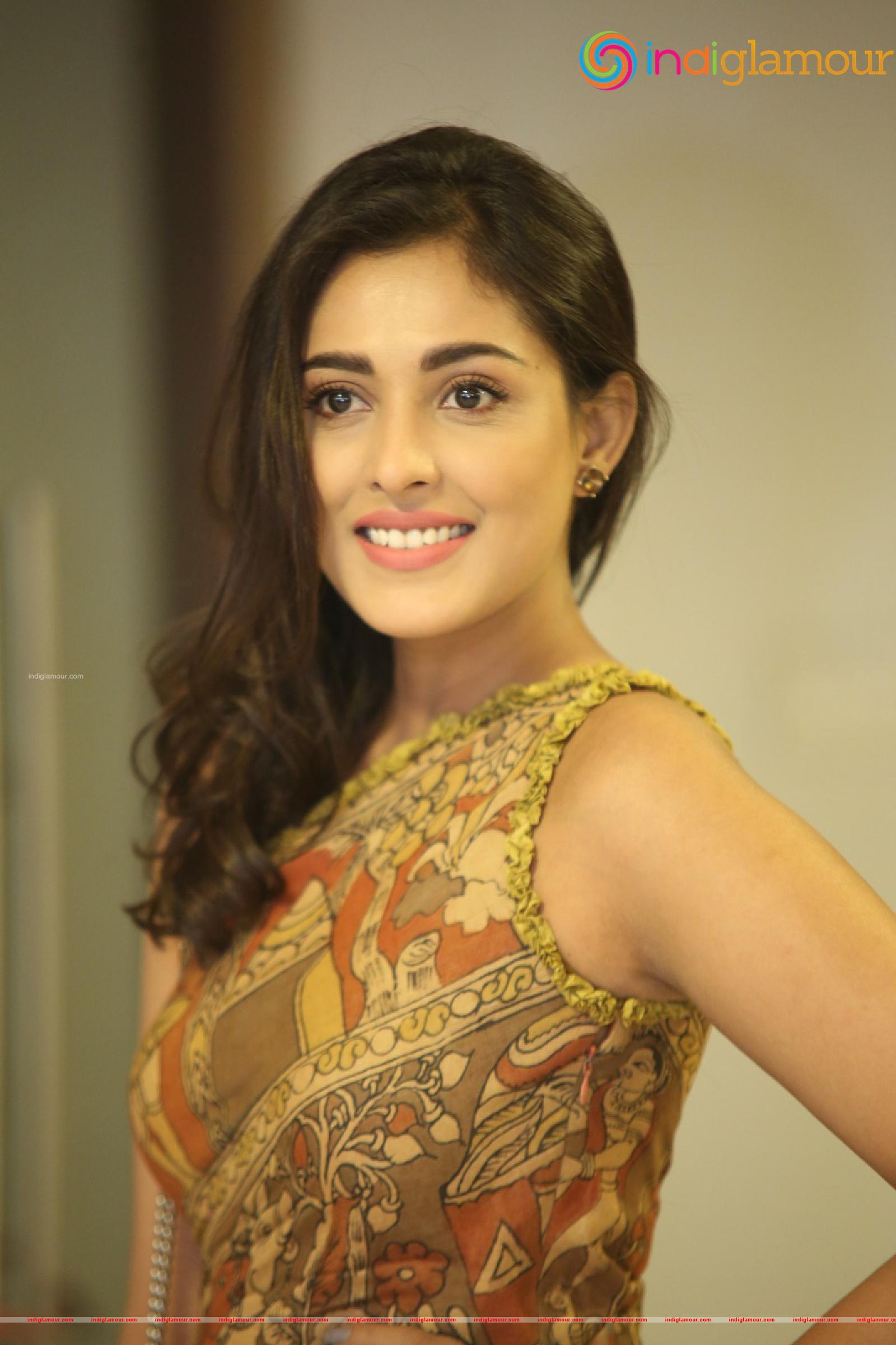 Madhu Shalini Actress hd photo