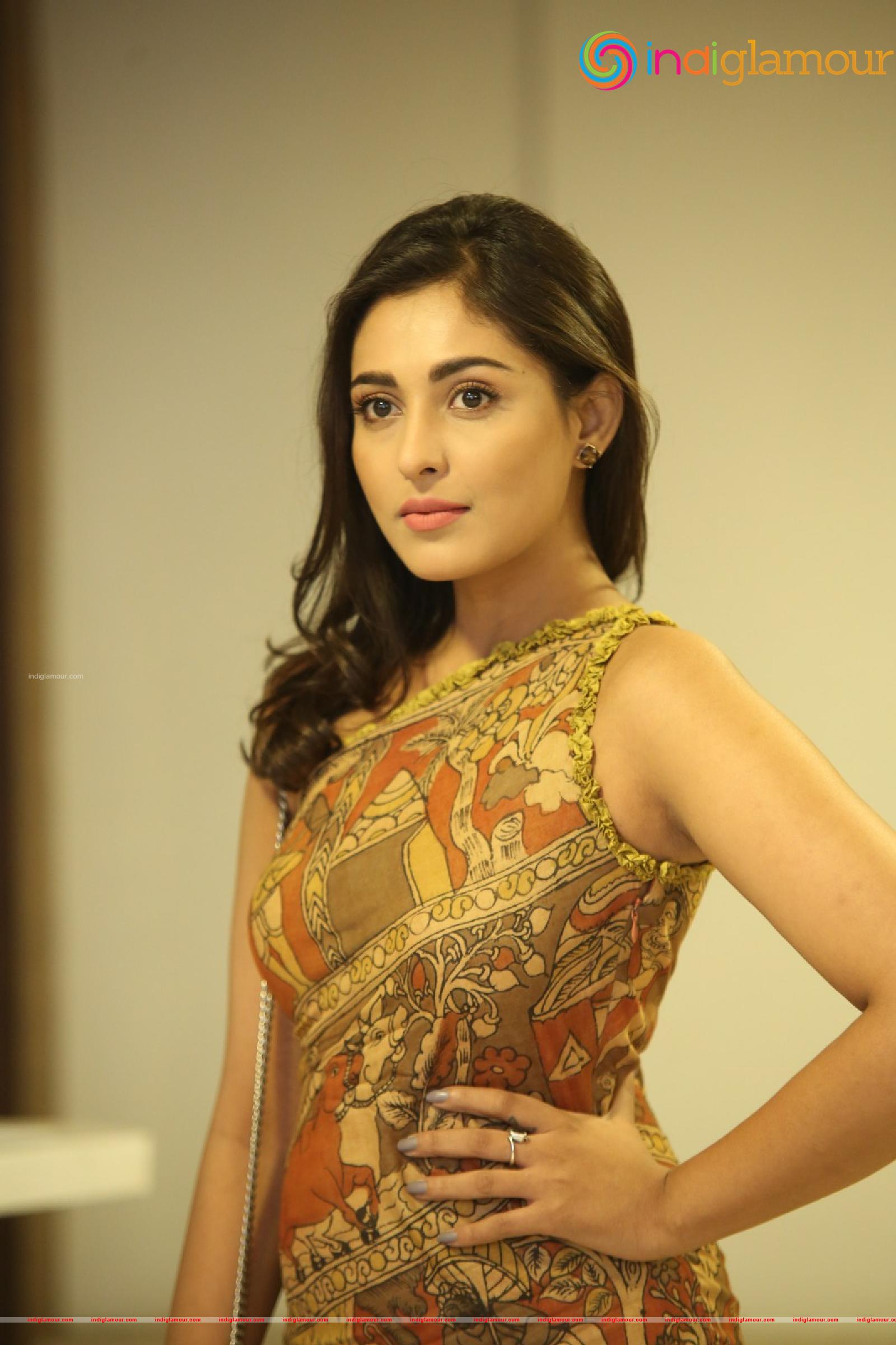 Madhu Shalini Actress hd photo