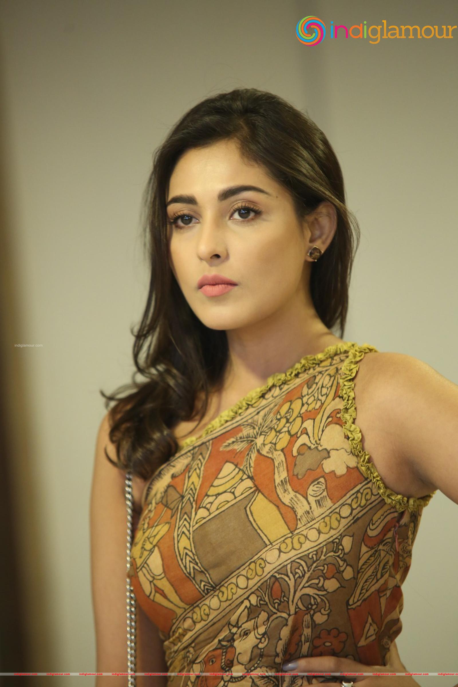 Madhu Shalini Actress hd photo