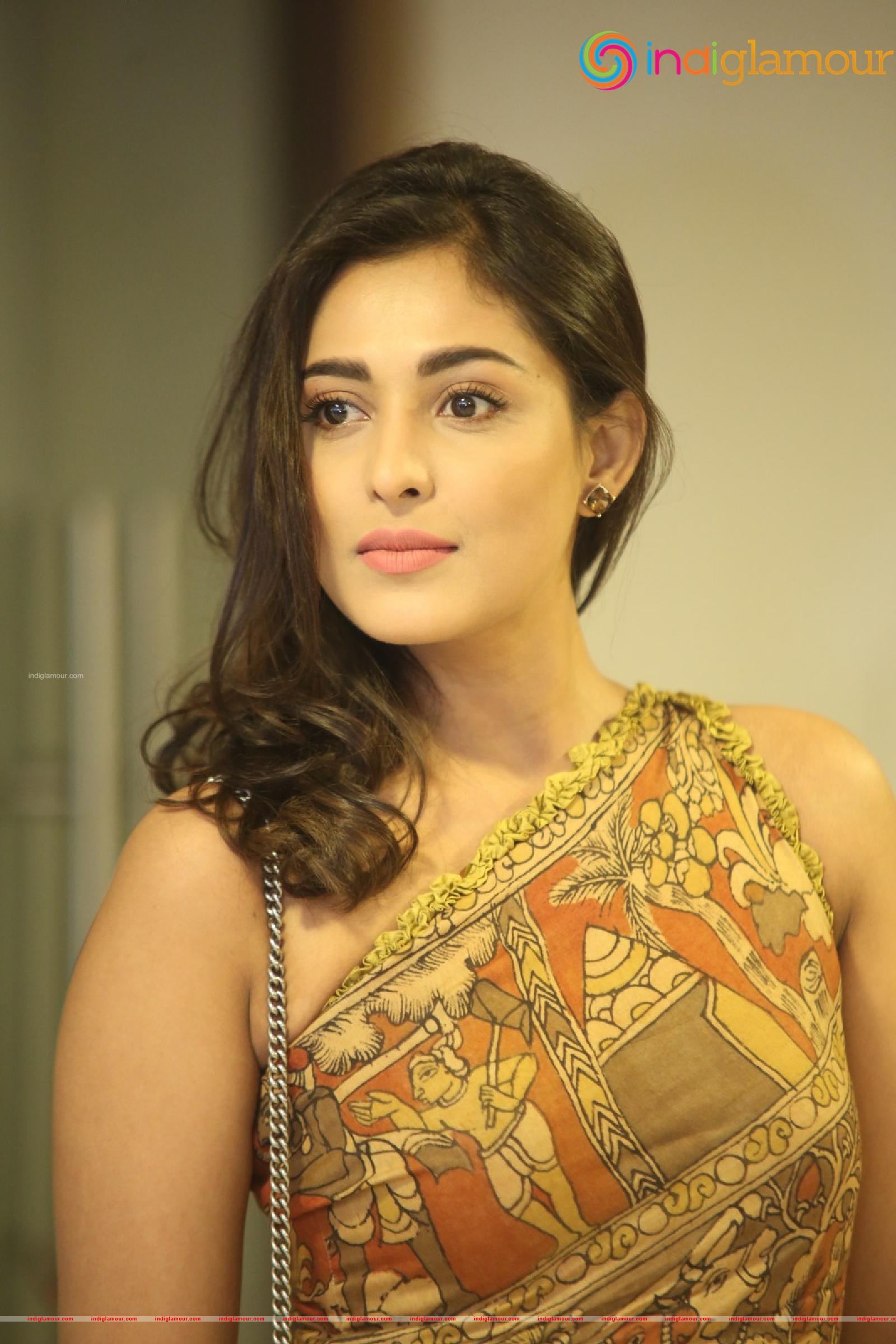 Madhu Shalini Actress hd photo