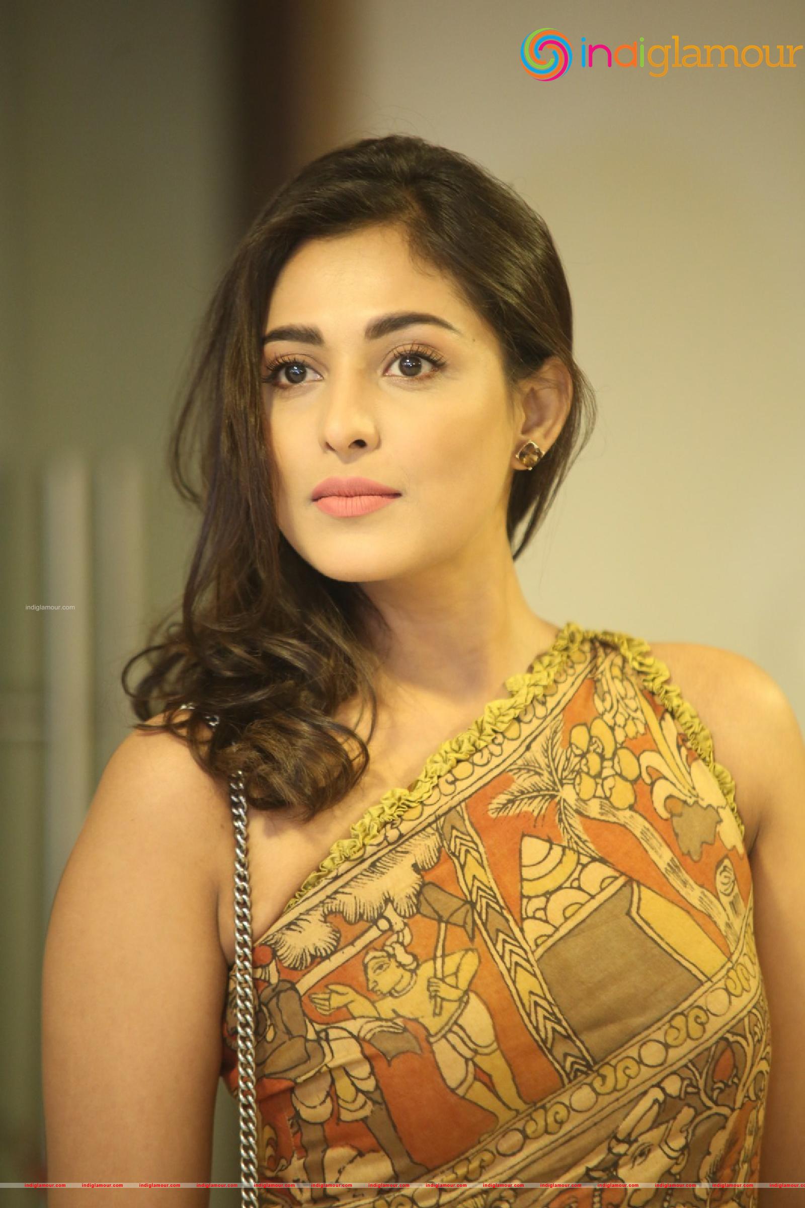 Madhu Shalini Actress hd photo